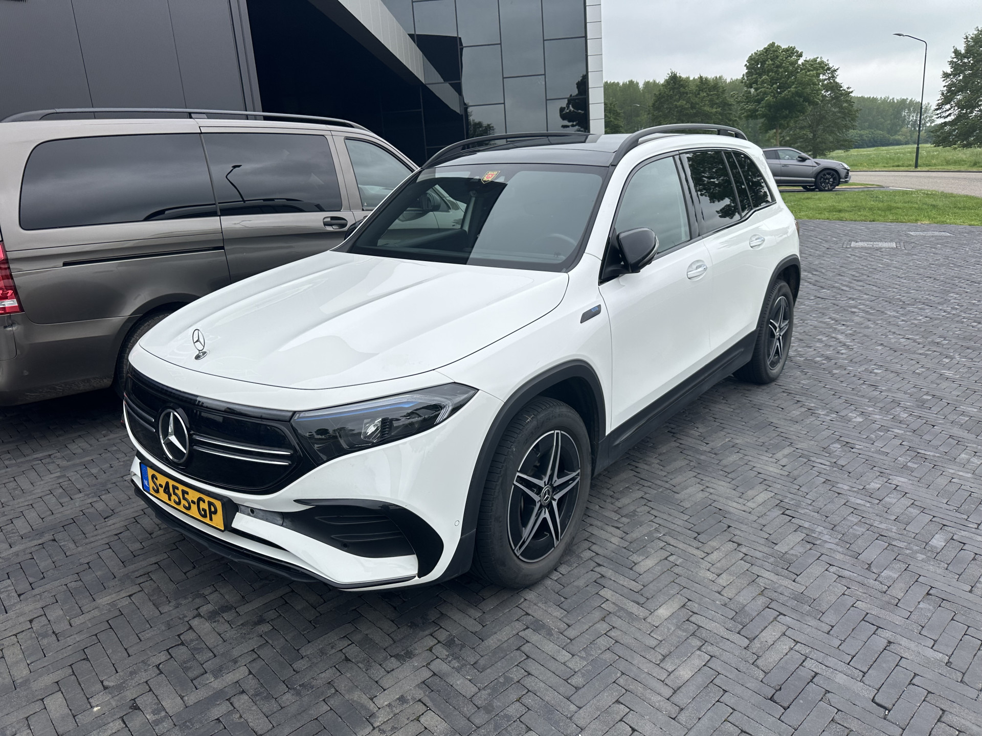 Foto van Mercedes-Benz Eqb 300 4Matic