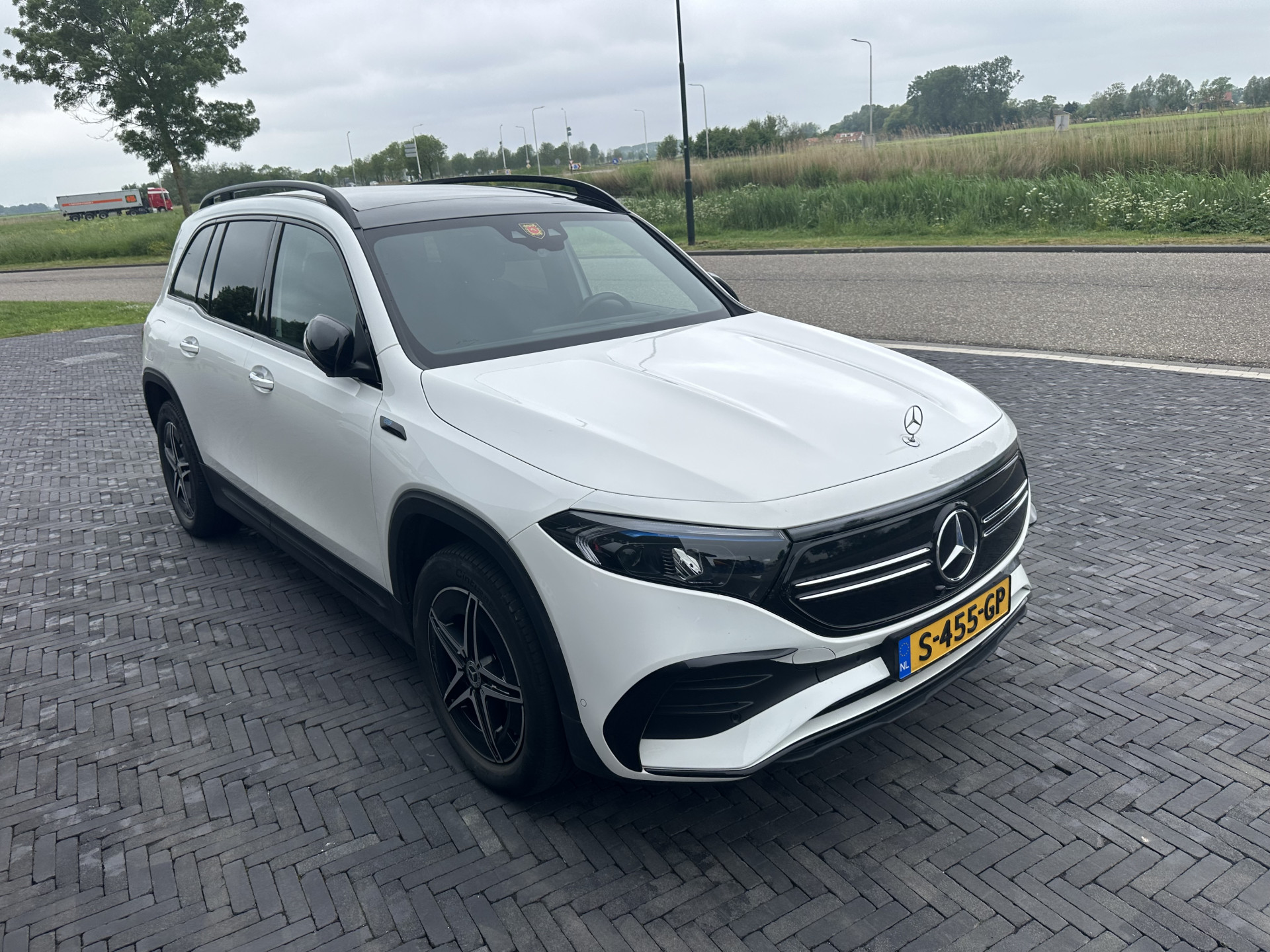 Foto van Mercedes-Benz Eqb 300 4Matic