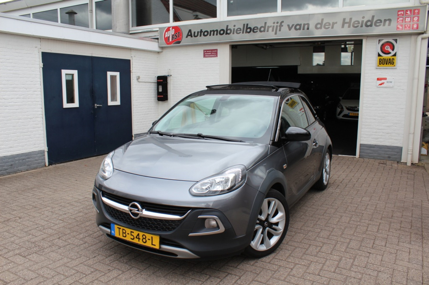 Opel Adam 1.0 Turbo Rocks Unlimite 2018 - voorkant