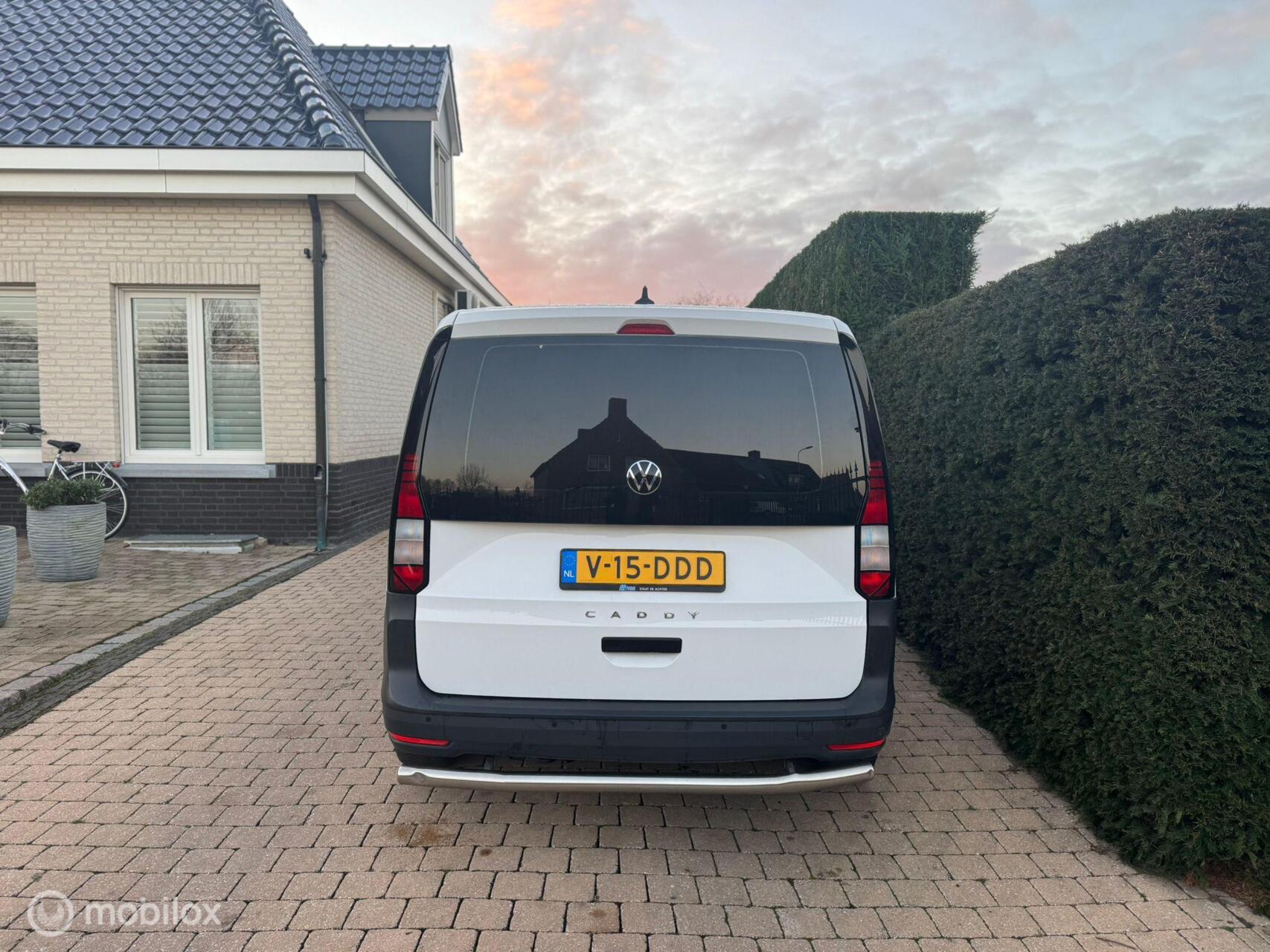 Foto van Volkswagen Caddy Modified Partition Wall