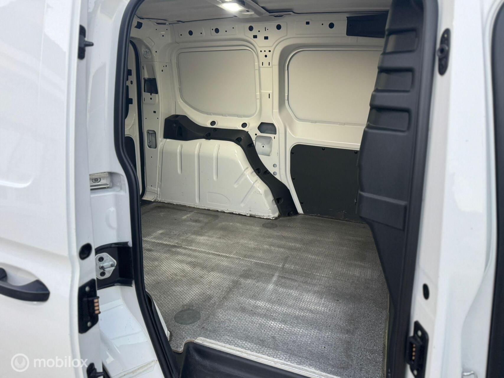 Foto van Volkswagen Caddy Modified Partition Wall
