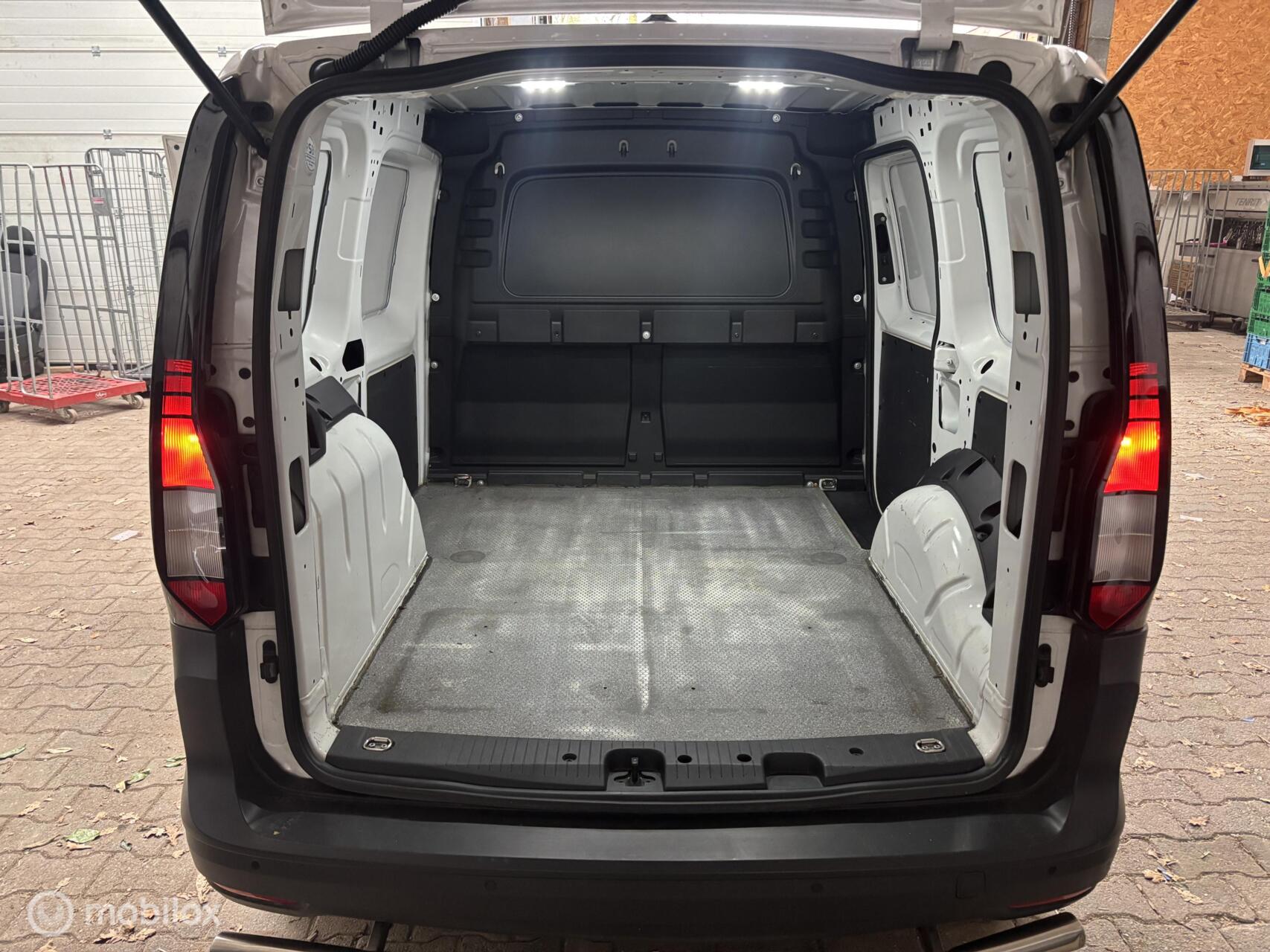 Foto van Volkswagen Caddy Modified Partition Wall