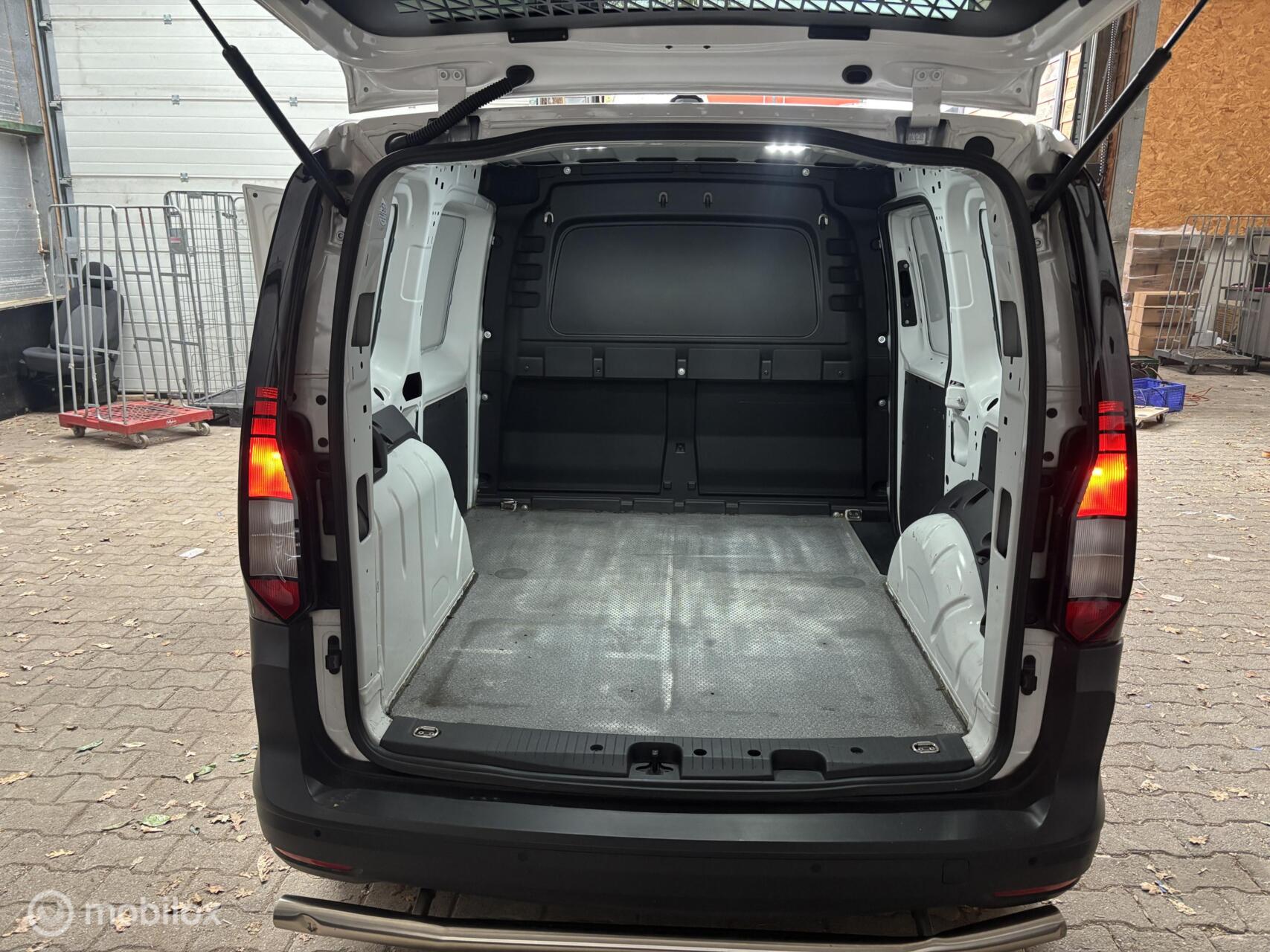 Foto van Volkswagen Caddy Modified Partition Wall