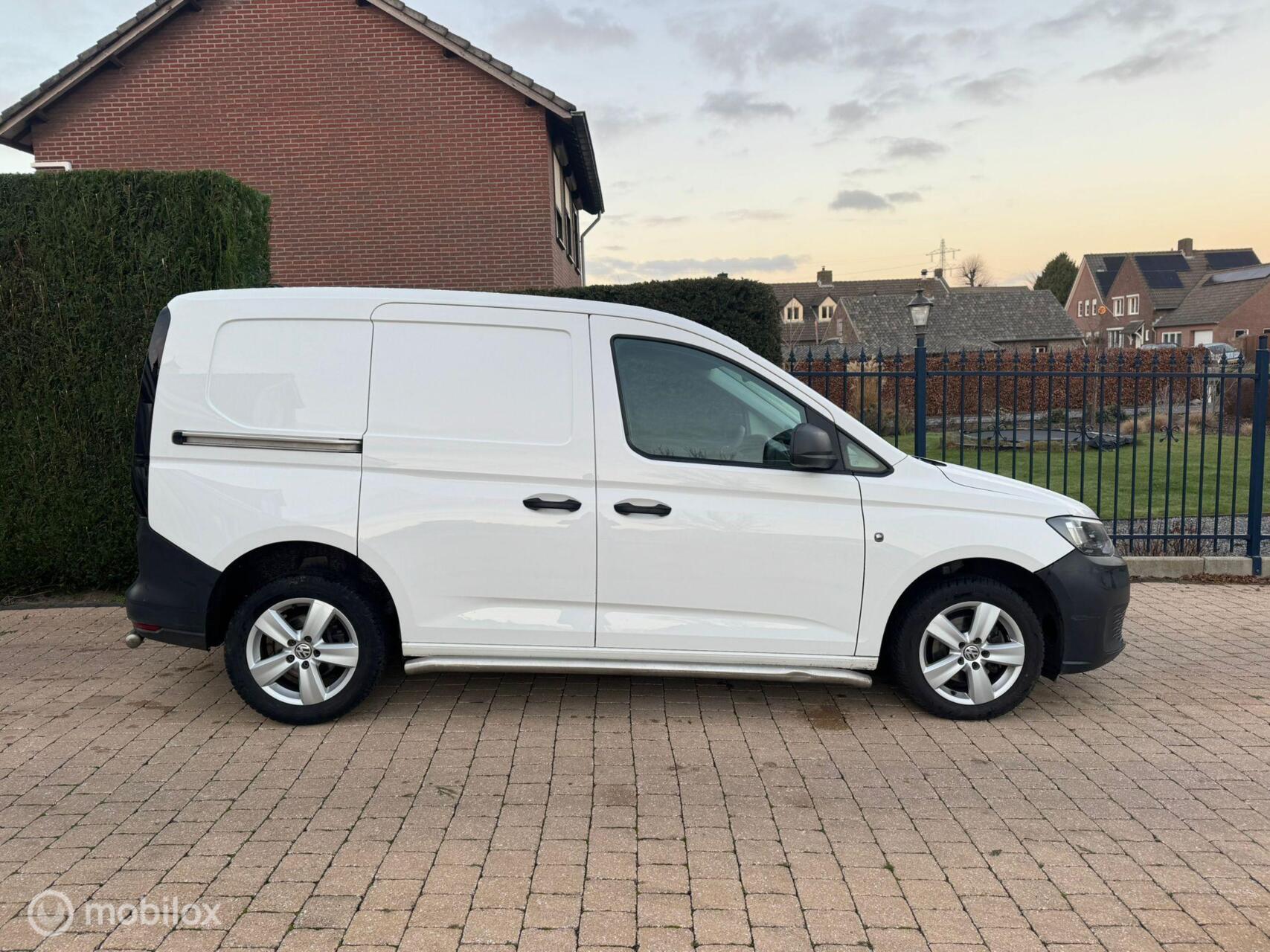 Foto van Volkswagen Caddy Modified Partition Wall