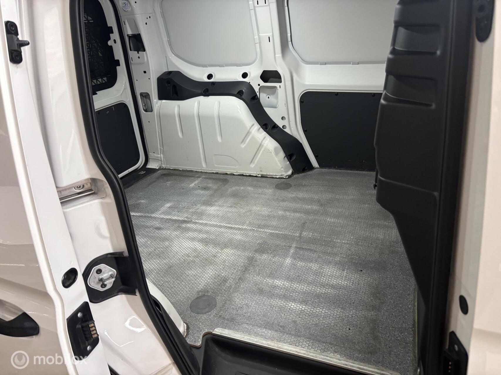 Foto van Volkswagen Caddy Modified Partition Wall