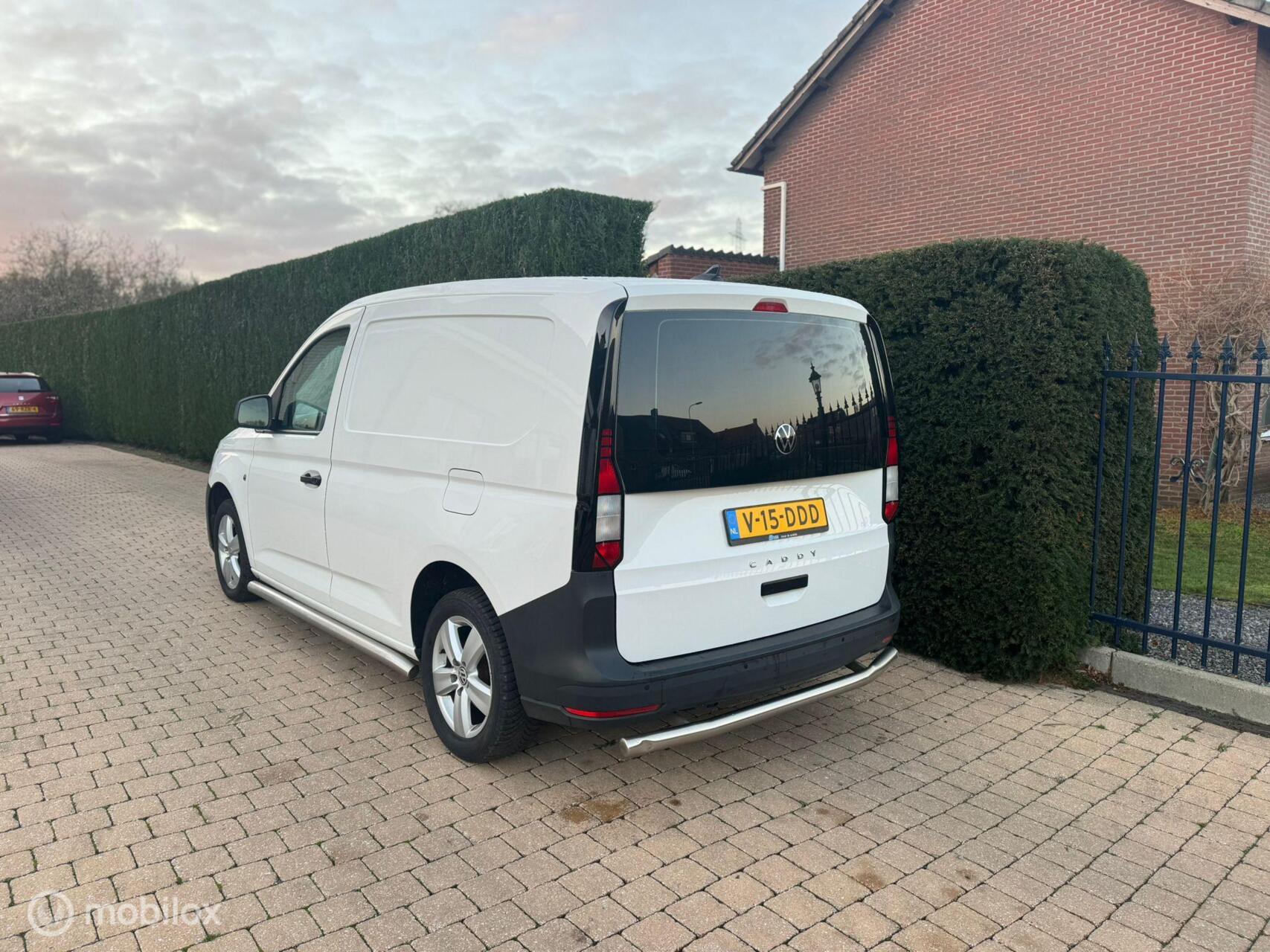 Foto van Volkswagen Caddy Modified Partition Wall