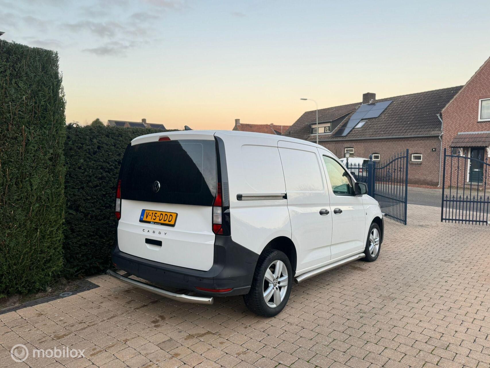 Foto van Volkswagen Caddy Modified Partition Wall