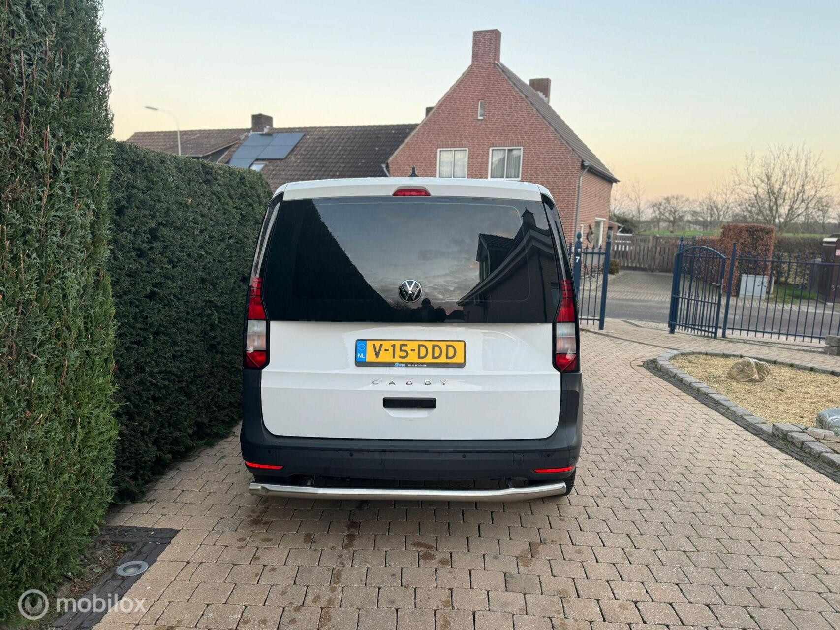 Foto van Volkswagen Caddy Modified Partition Wall