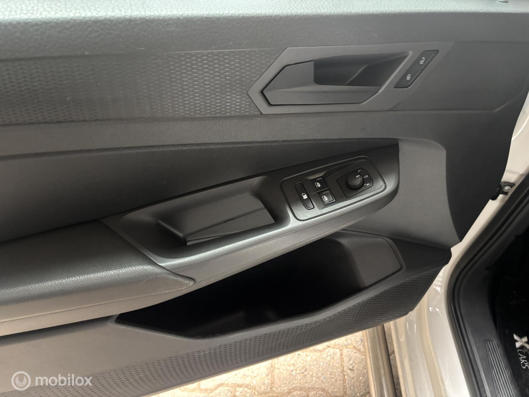 Foto van Volkswagen Caddy Modified Partition Wall