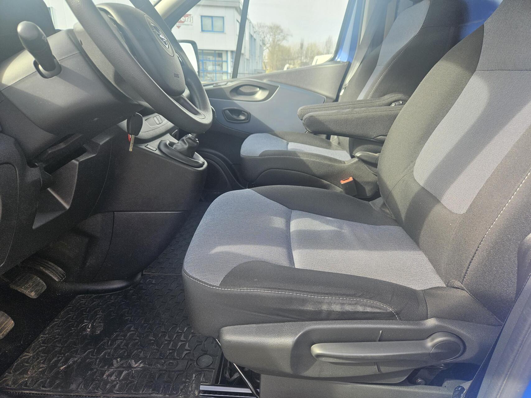 Foto van Opel Vivaro-b