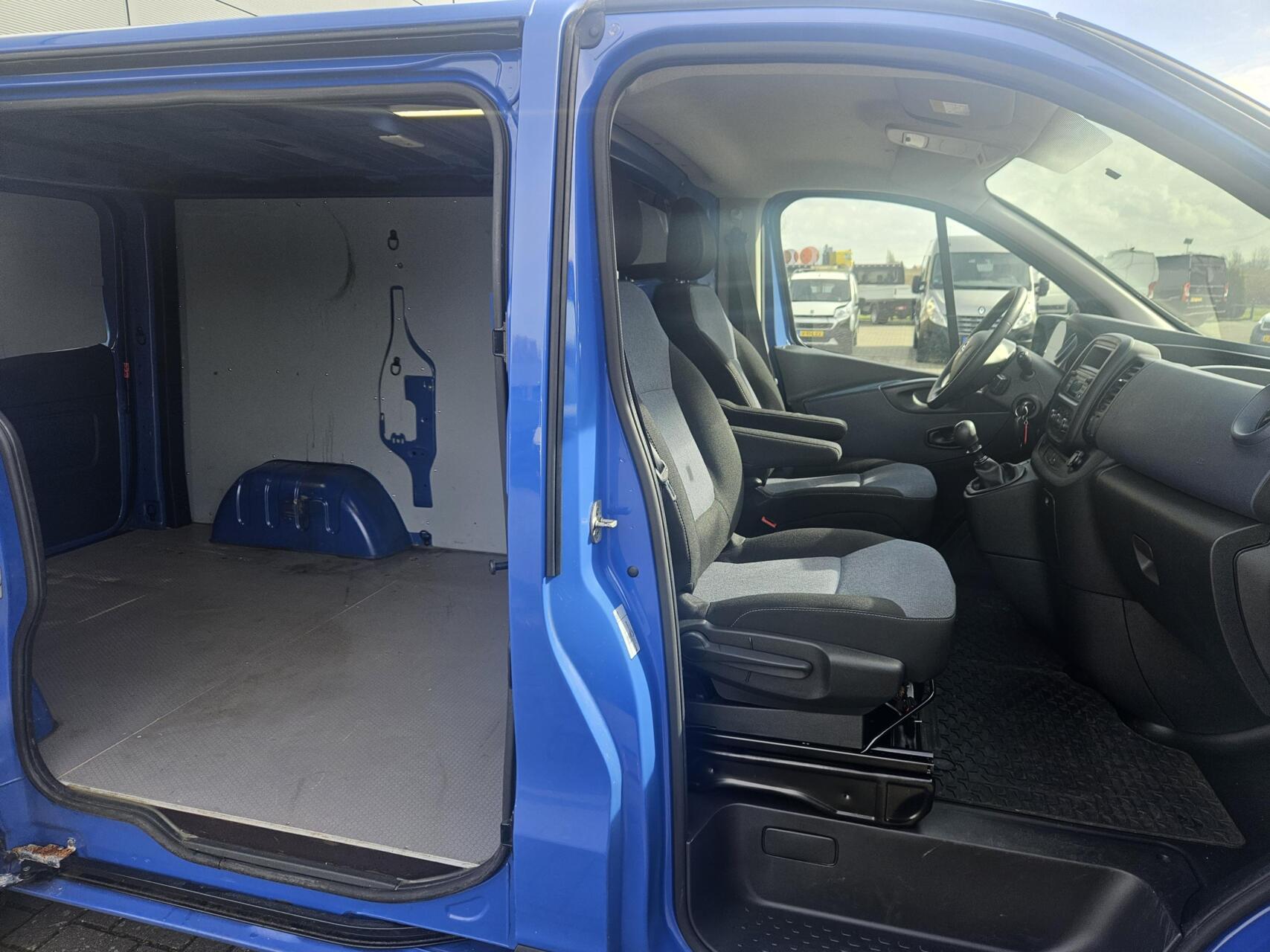 Foto van Opel Vivaro-b