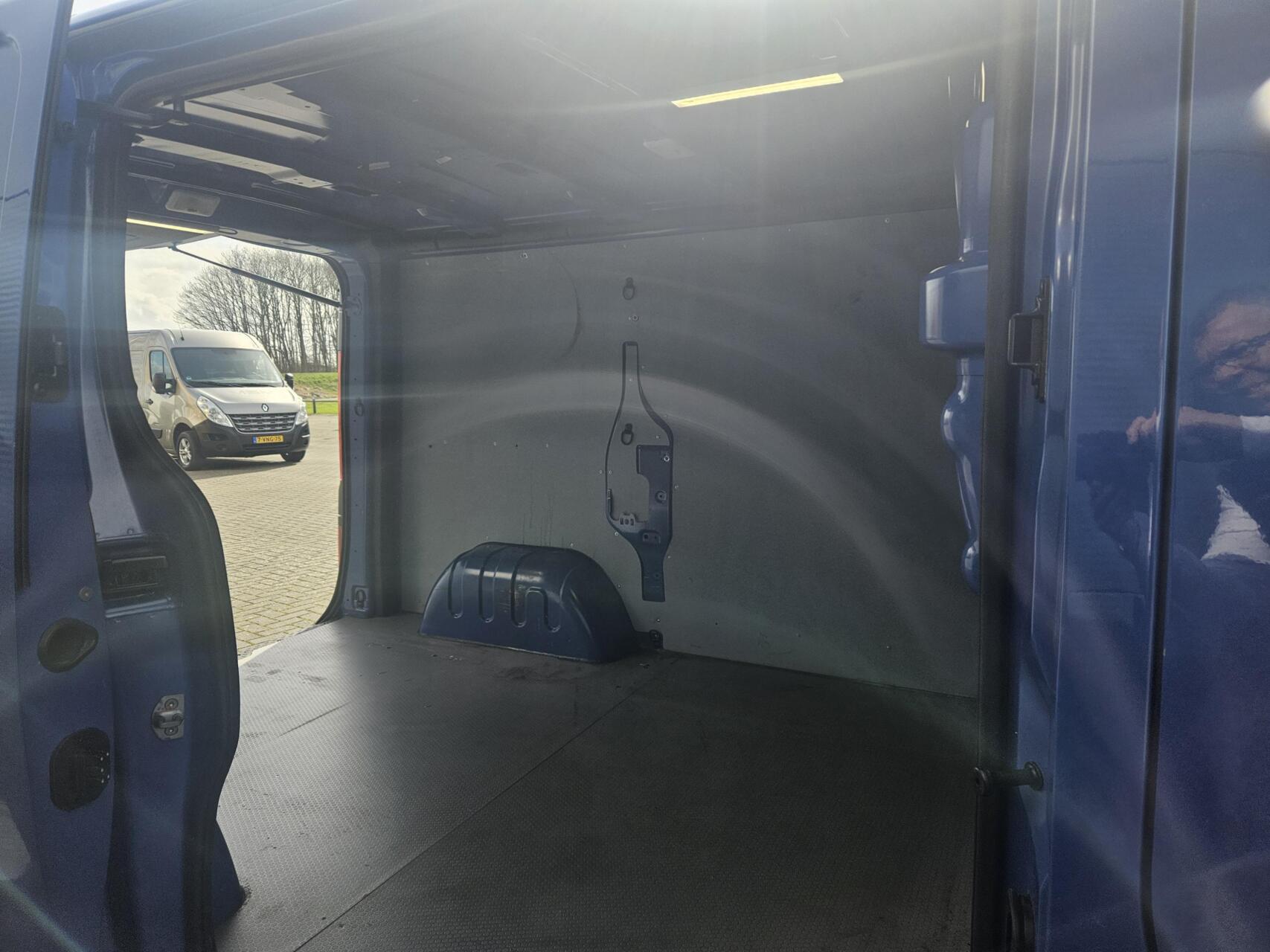 Foto van Opel Vivaro-b