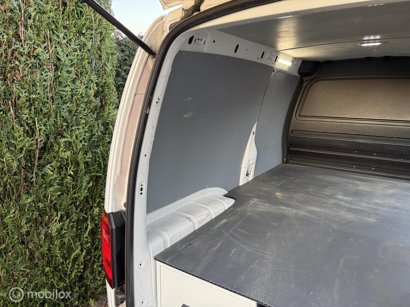 Foto van Volkswagen Caddy Modified Partition Wall