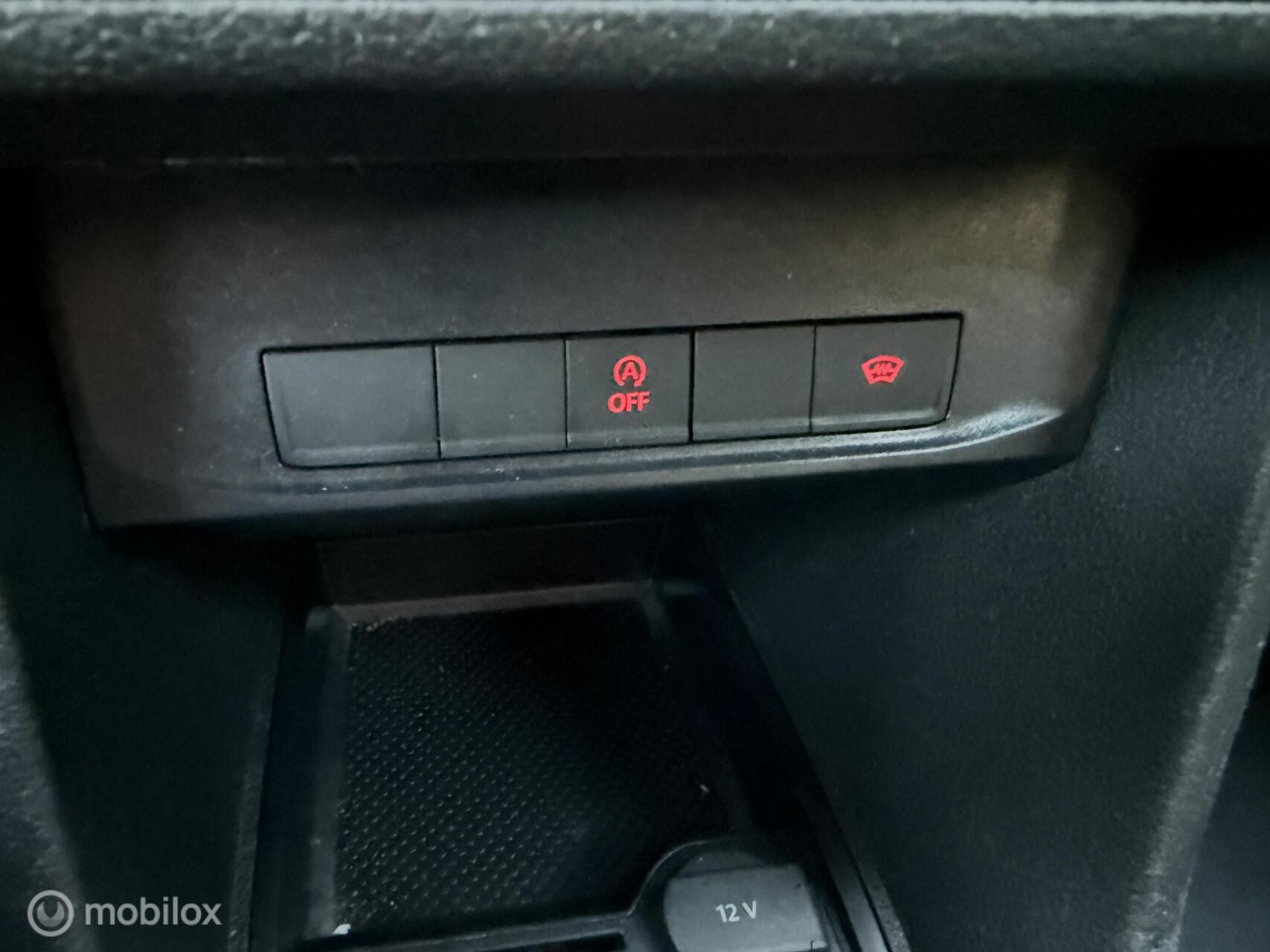 Foto van Volkswagen Caddy Modified Partition Wall