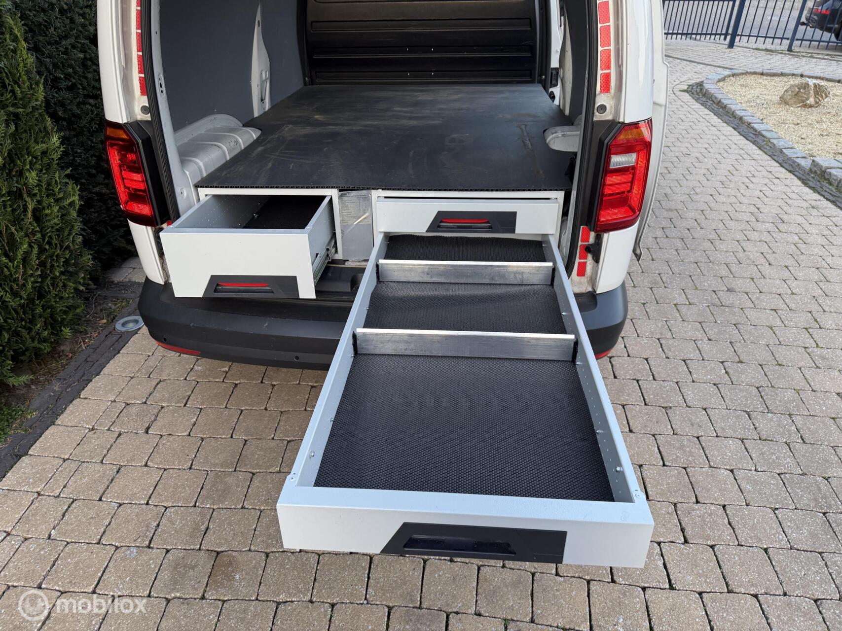 Foto van Volkswagen Caddy Modified Partition Wall