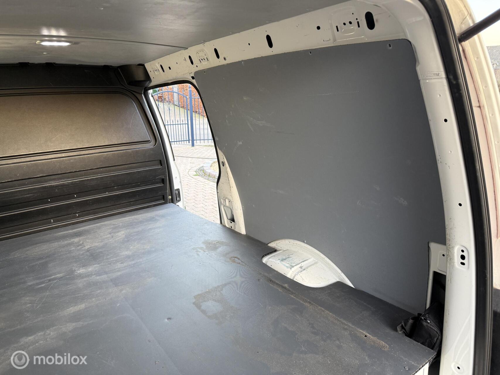Foto van Volkswagen Caddy Modified Partition Wall