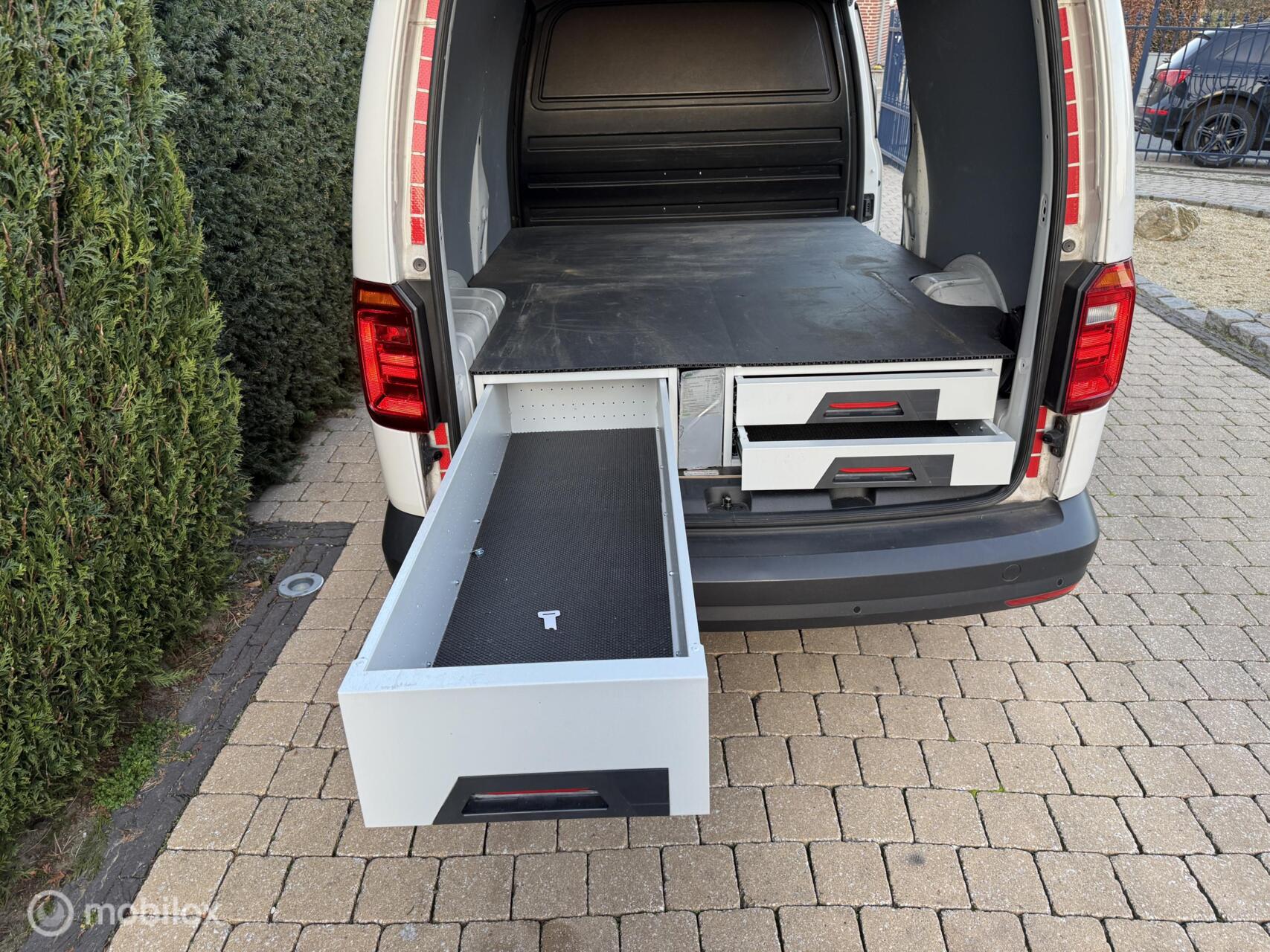 Foto van Volkswagen Caddy Modified Partition Wall