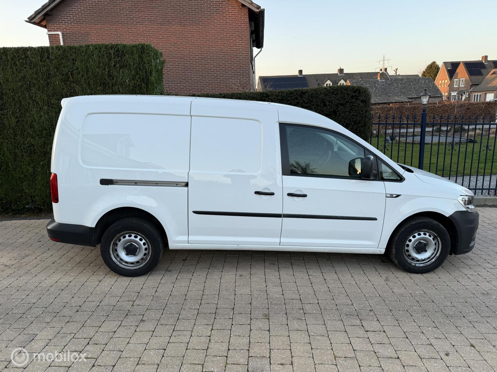 Foto van Volkswagen Caddy Modified Partition Wall