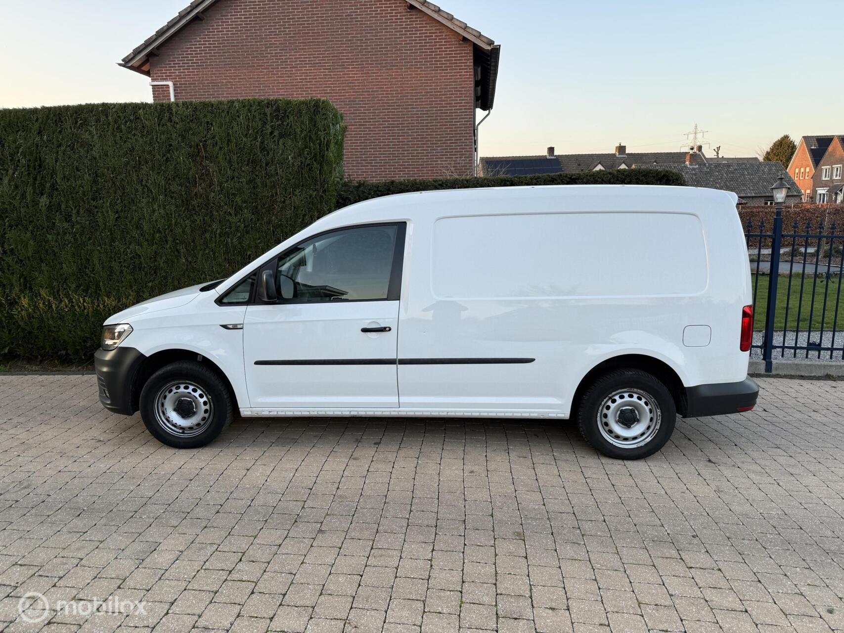 Foto van Volkswagen Caddy Modified Partition Wall