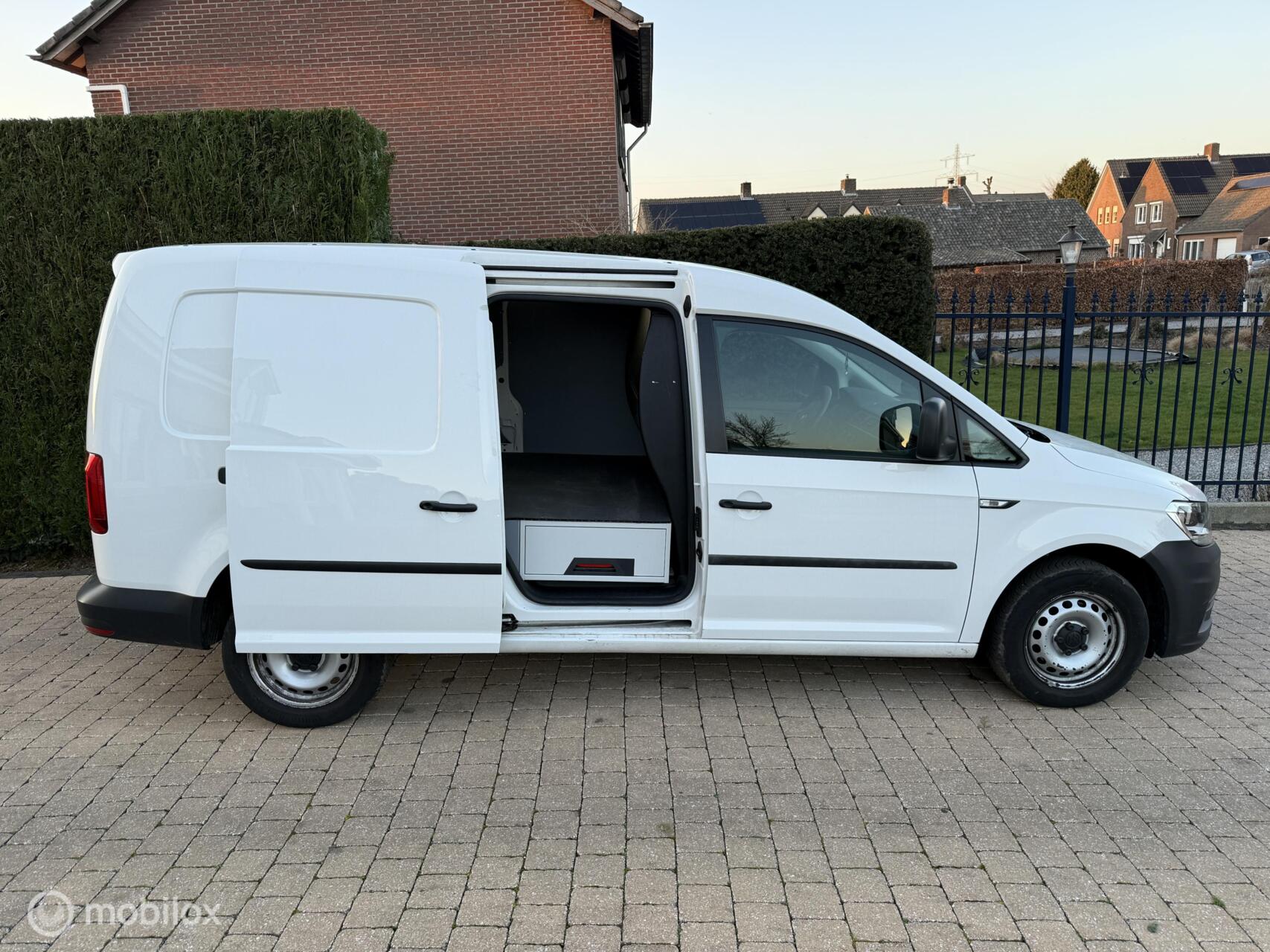 Foto van Volkswagen Caddy Modified Partition Wall