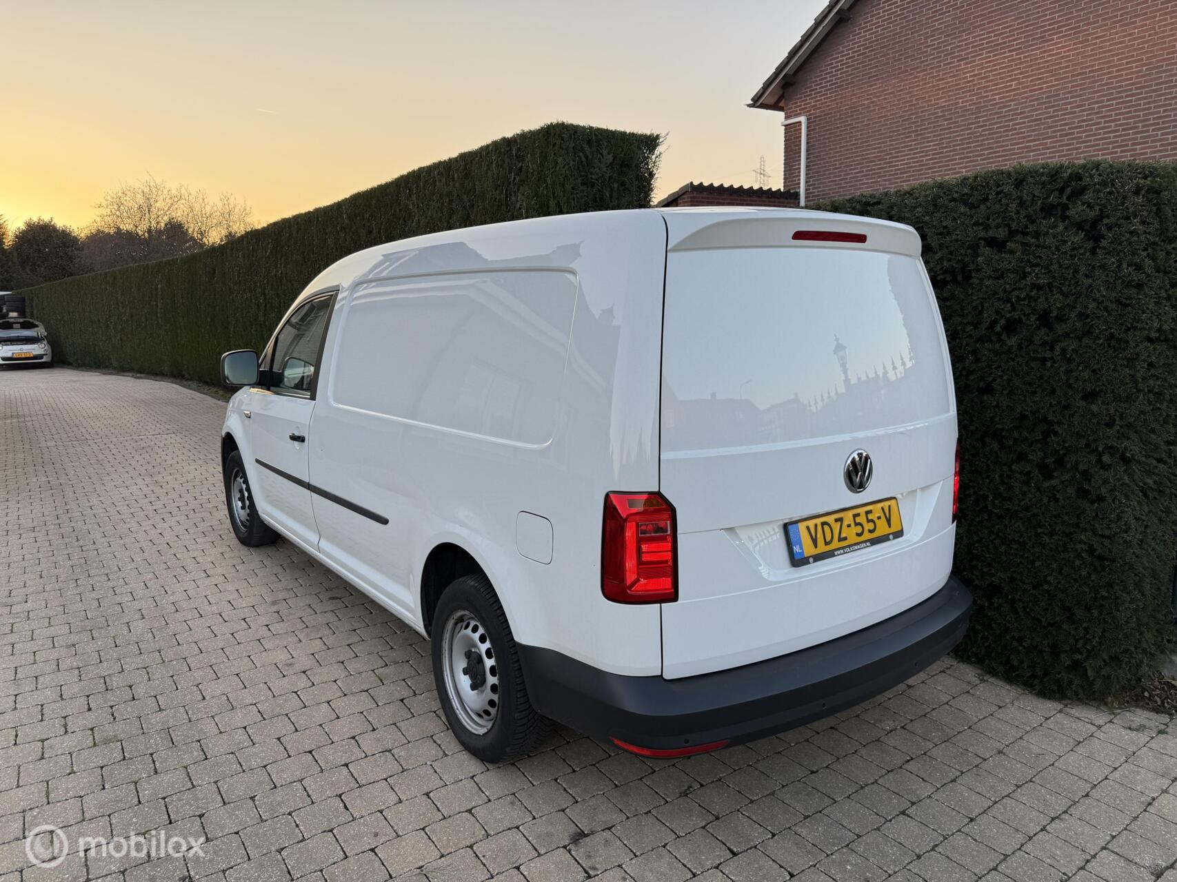 Foto van Volkswagen Caddy Modified Partition Wall