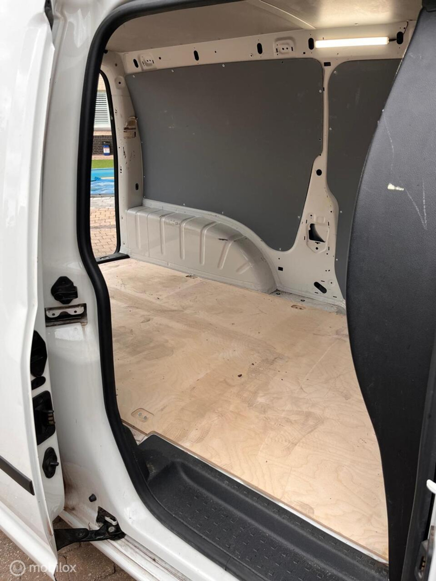 Foto van Volkswagen Caddy Modified Partition Wall