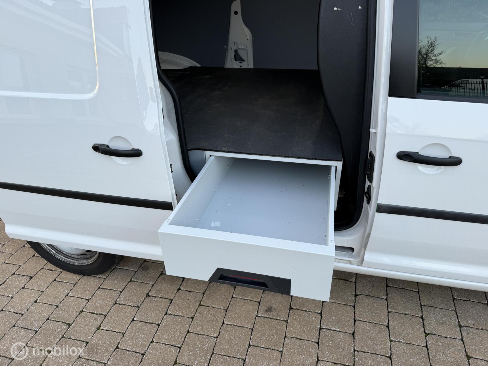 Foto van Volkswagen Caddy Modified Partition Wall