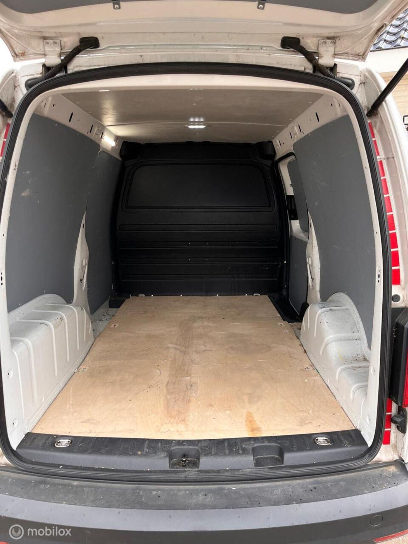 Foto van Volkswagen Caddy Modified Partition Wall