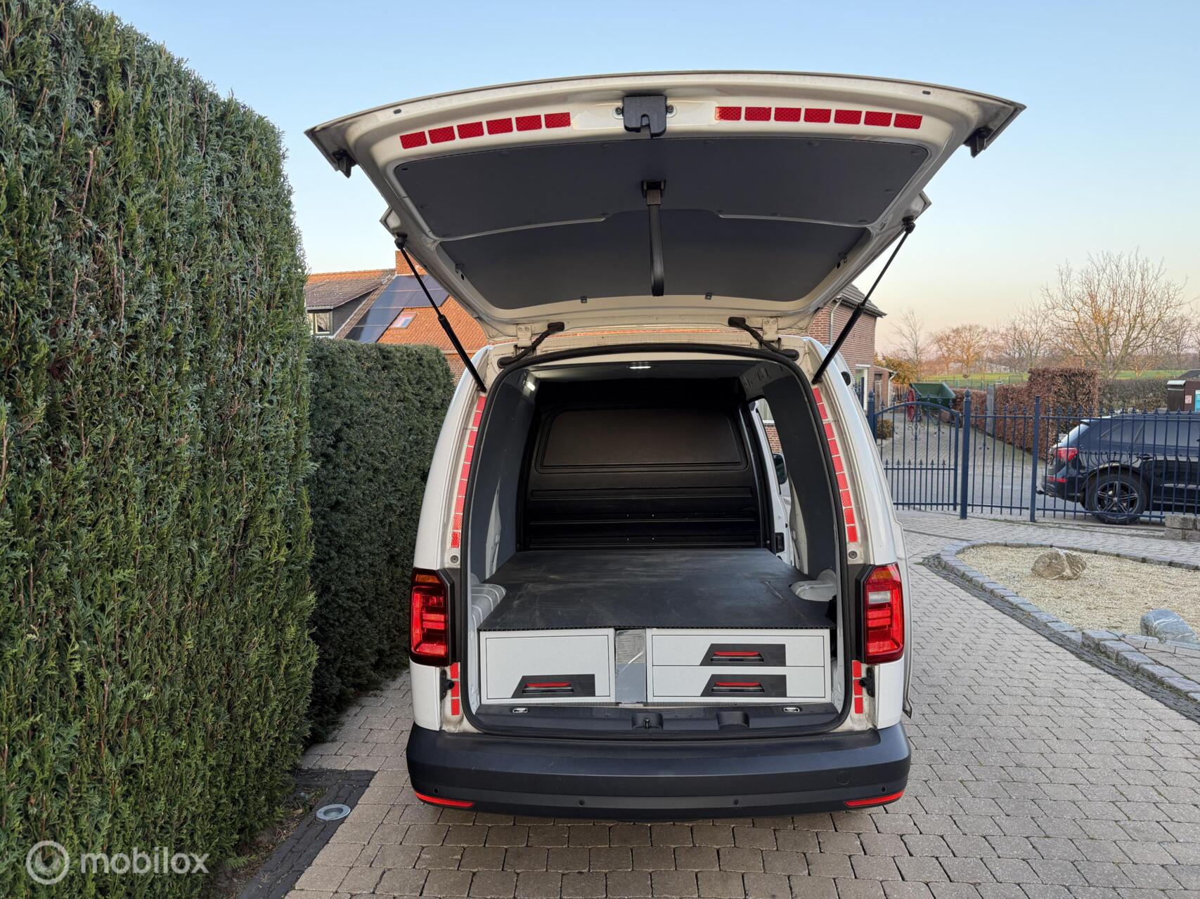 Foto van Volkswagen Caddy Modified Partition Wall