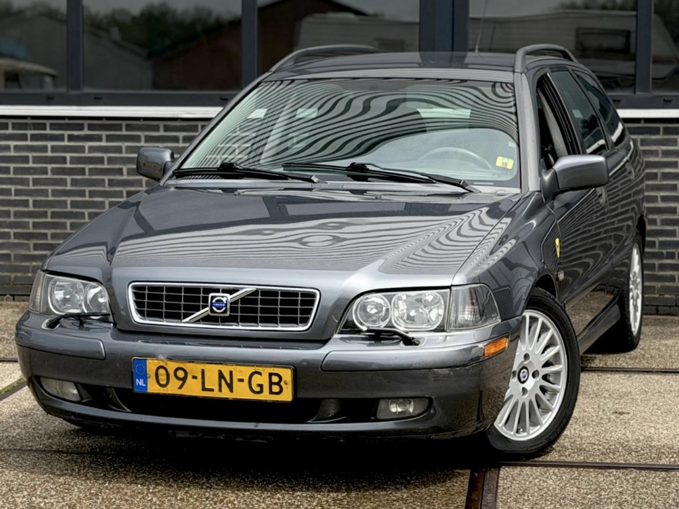 Volvo V40 2.0 Sports Ed. Nav. |Clima |Stoelverw |Automaat |NAP 2003 - voorkant