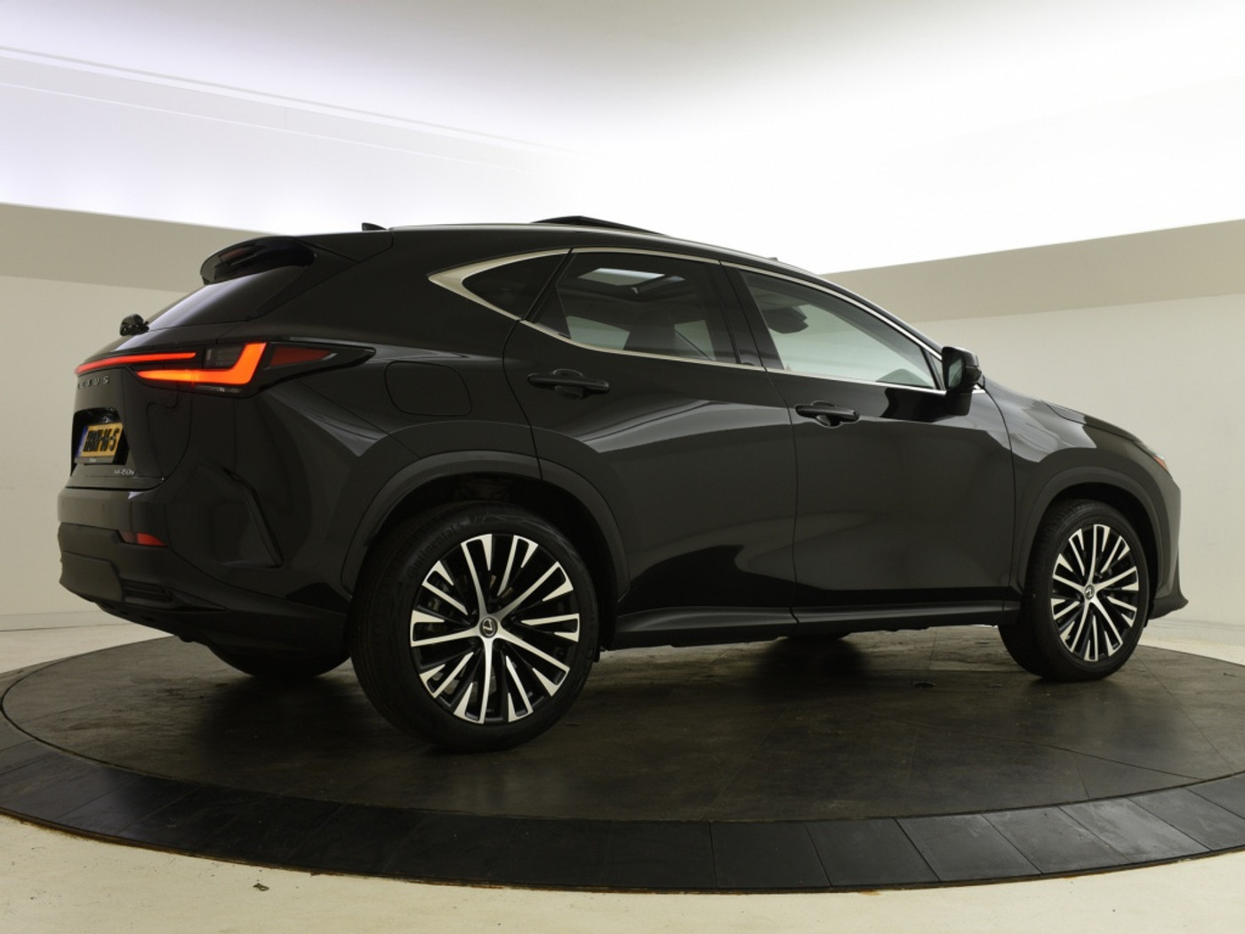 Foto van Lexus Lexus Nx450h+