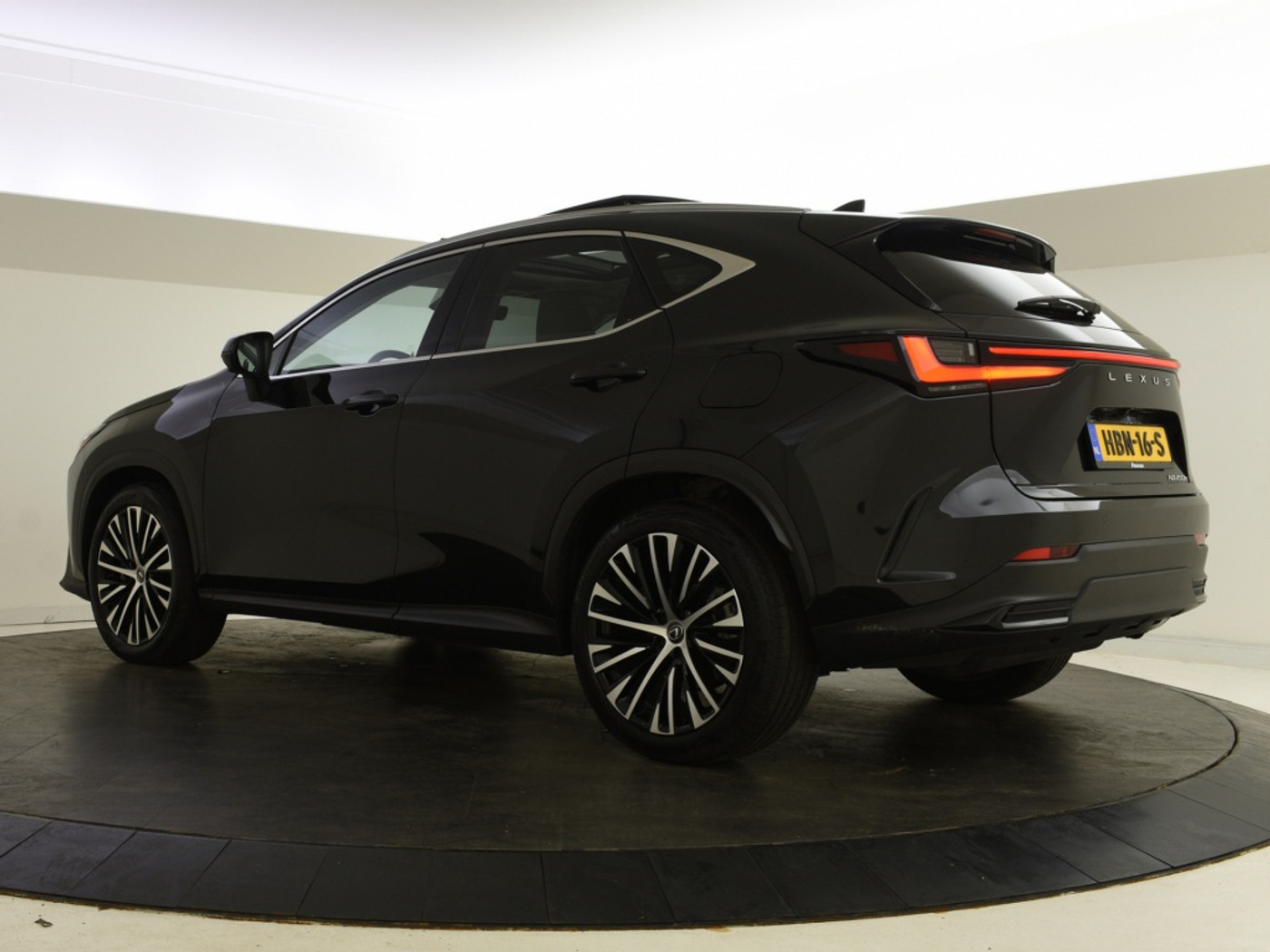 Foto van Lexus Lexus Nx450h+