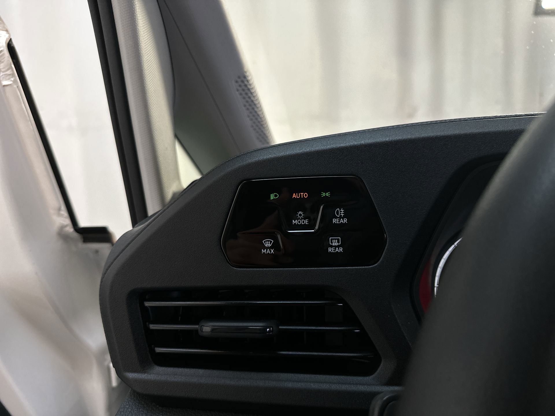 Foto van Volkswagen Caddy Modified Partition Wall