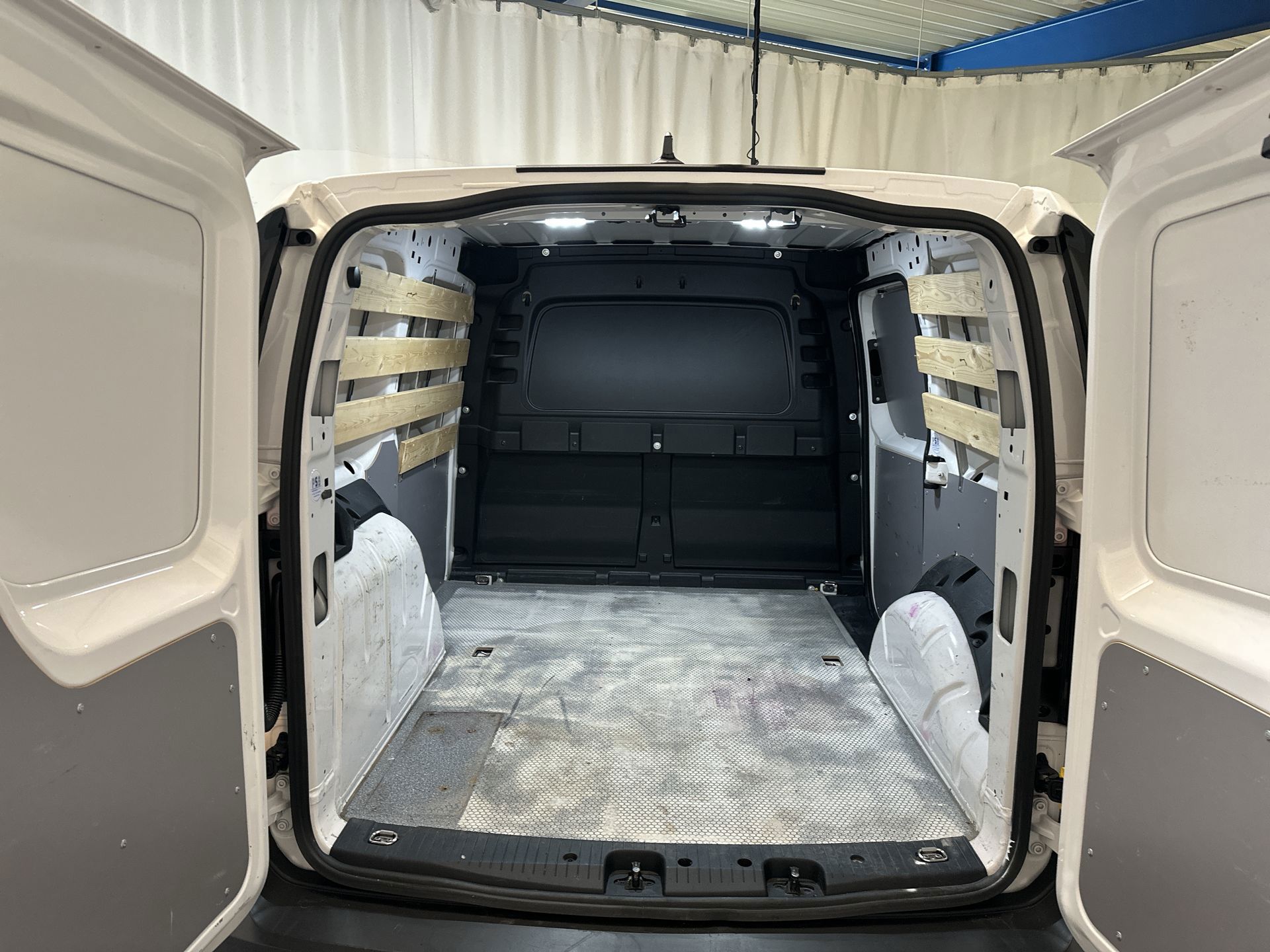 Foto van Volkswagen Caddy Modified Partition Wall