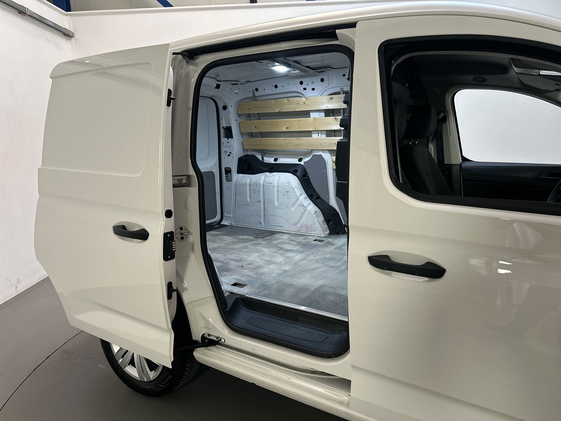 Foto van Volkswagen Caddy Modified Partition Wall