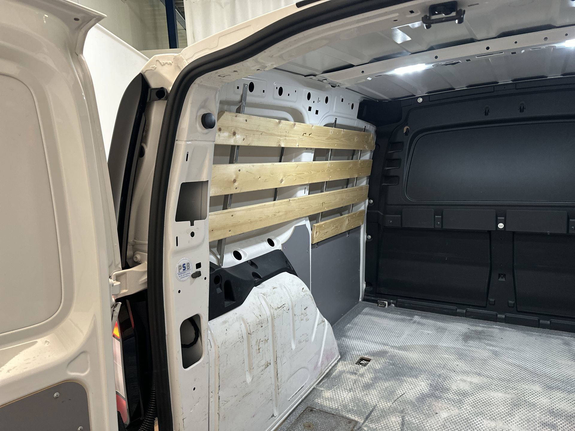Foto van Volkswagen Caddy Modified Partition Wall