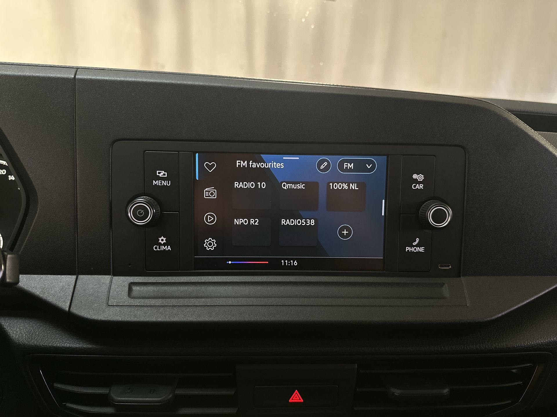 Foto van Volkswagen Caddy Modified Partition Wall