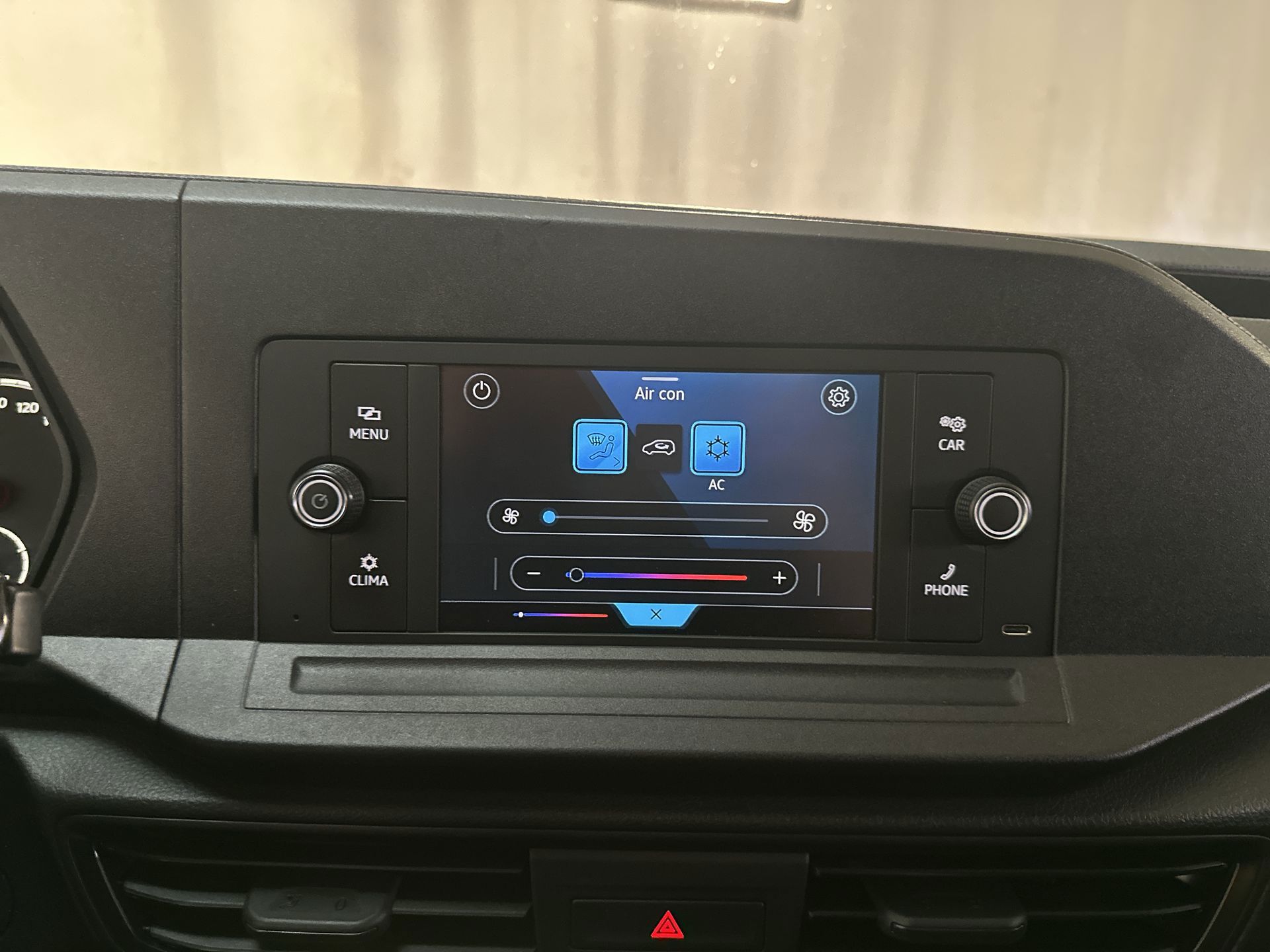 Foto van Volkswagen Caddy Modified Partition Wall