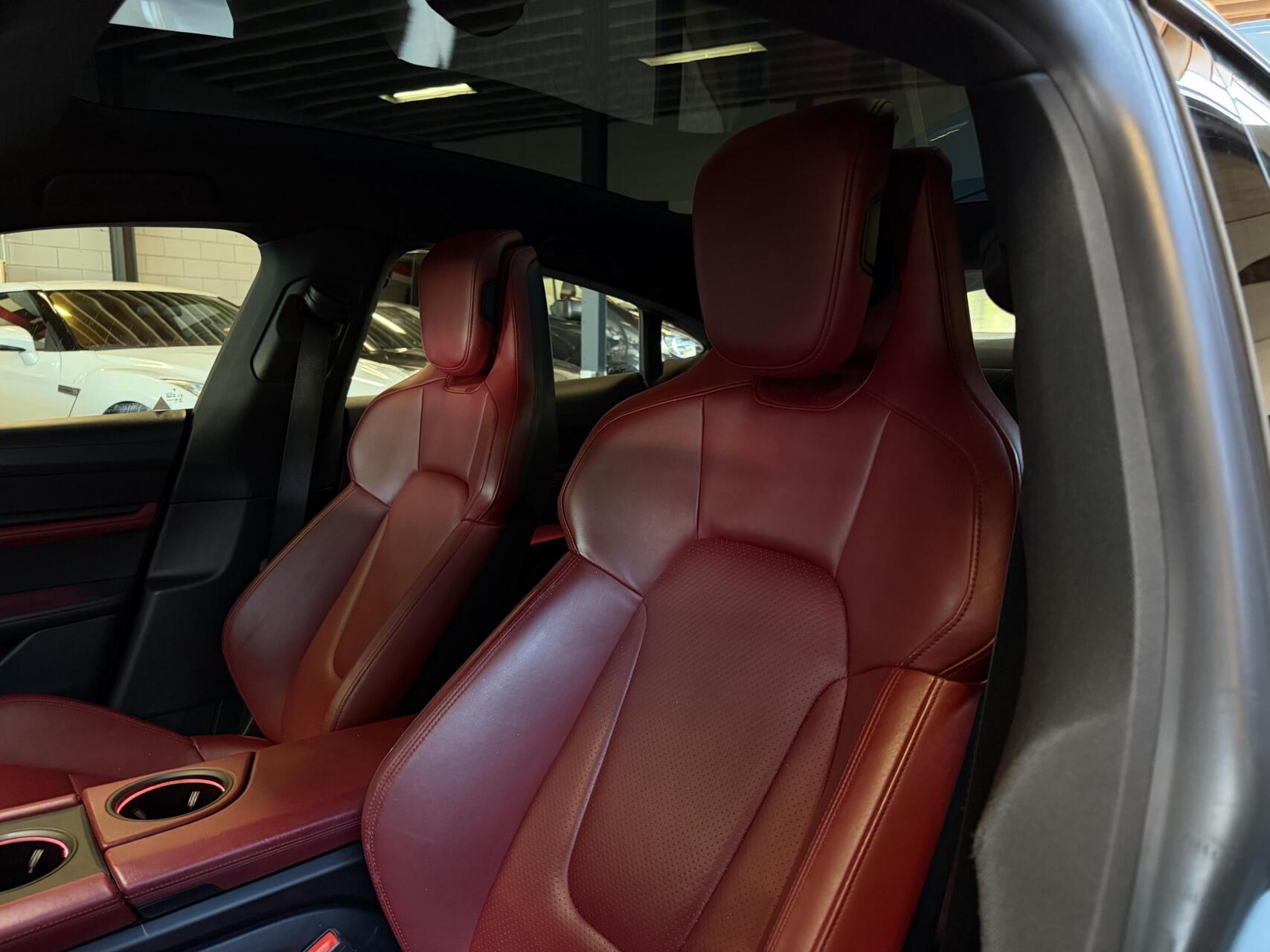 Foto van Porsche Taycan 4s