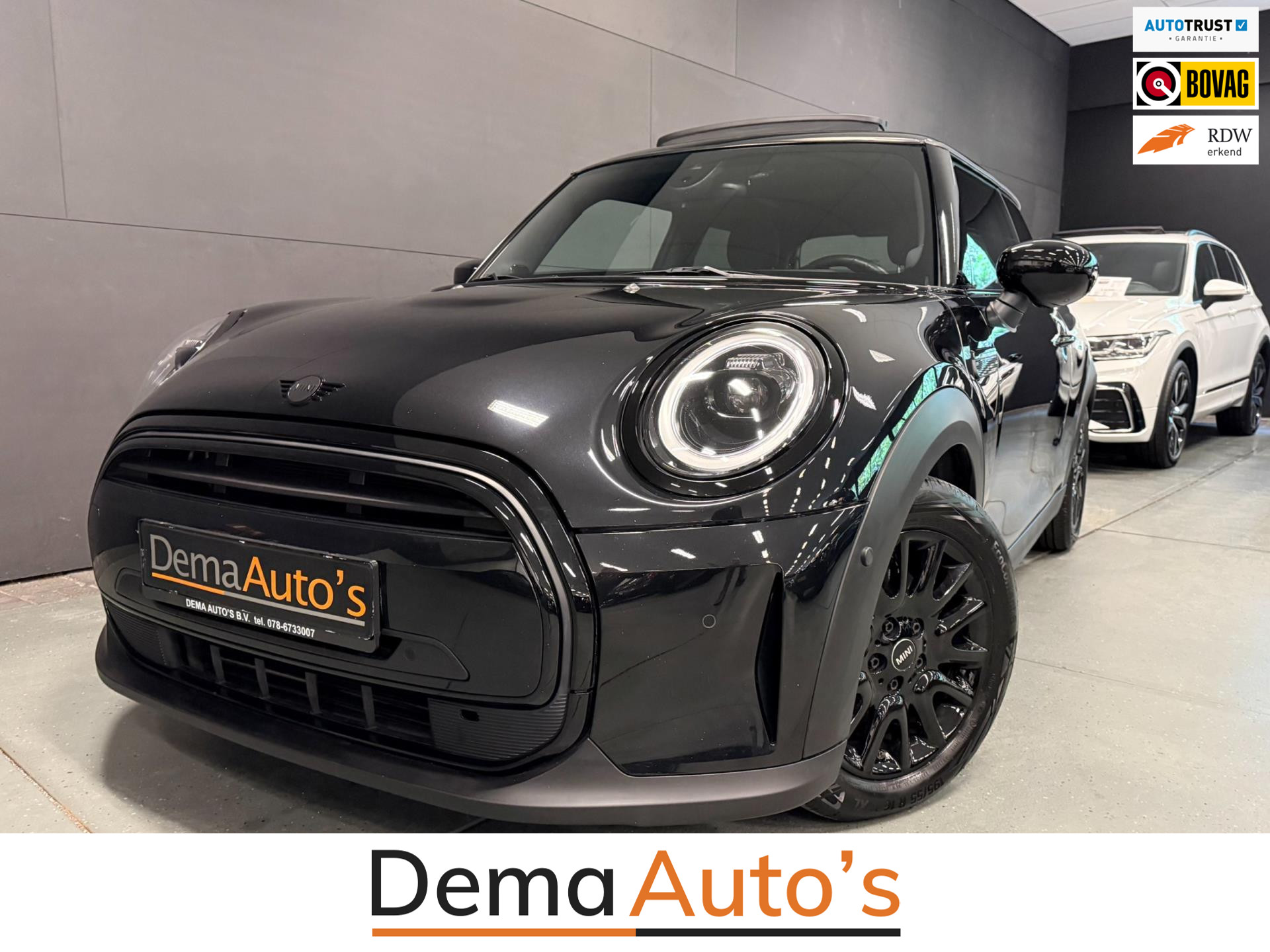 Mini Cooper 1.5 Cooper BLACK-EDITION PANO/H-UP/NAVI/CAM/DAB/CARPLAY/H-KARDON/// 2022 - voorkant