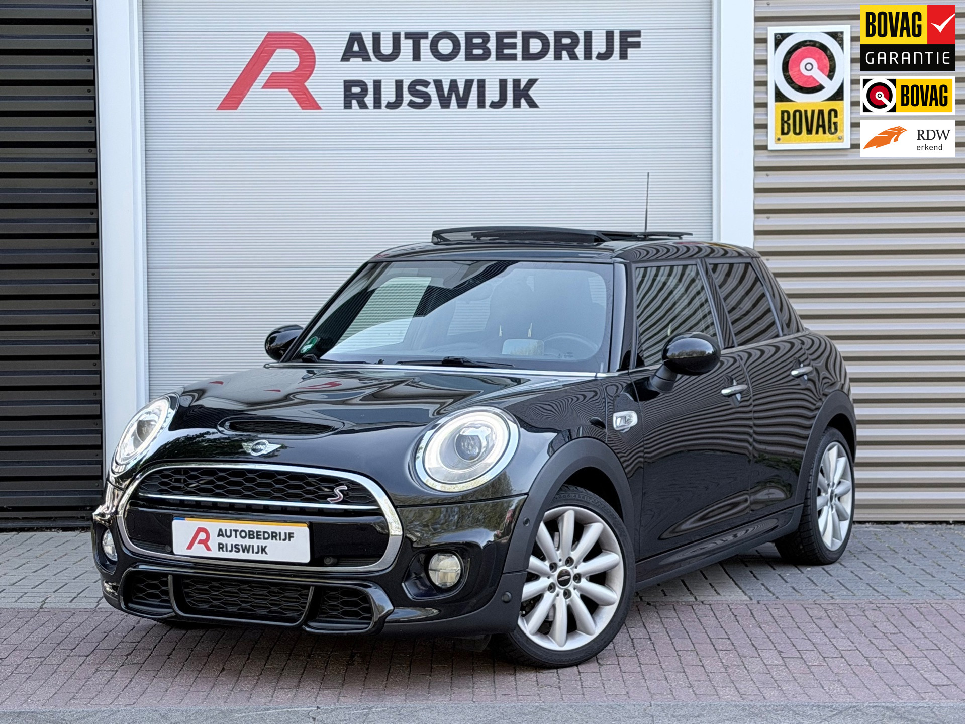 Mini Cooper S 2.0 Cooper S Chili Serious Business H&K/Pano/Camera 2015 - voorkant