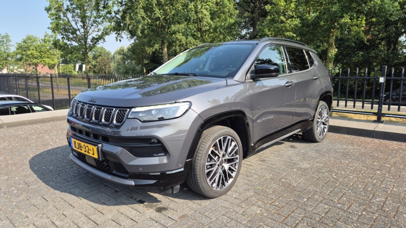 Jeep Compass 1.5T e-Hybrid | UPLAND | Navi | Camera | PDC | Climate | Adapt. Cruise | LED | Keyless | DAB+ | Lichtmetaal 2025 - voorkant