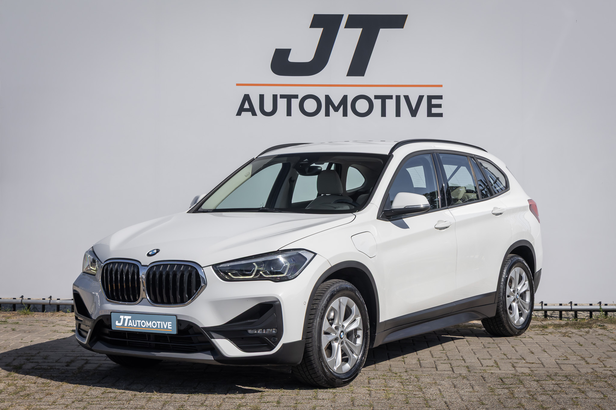 BMW X1 Xdrive25e hyb phev Executive Ledere bekleding | Elektrische kofferbak | Pdc | cruise control | voorruitverwarming | navigatie | 2021 - voorkant