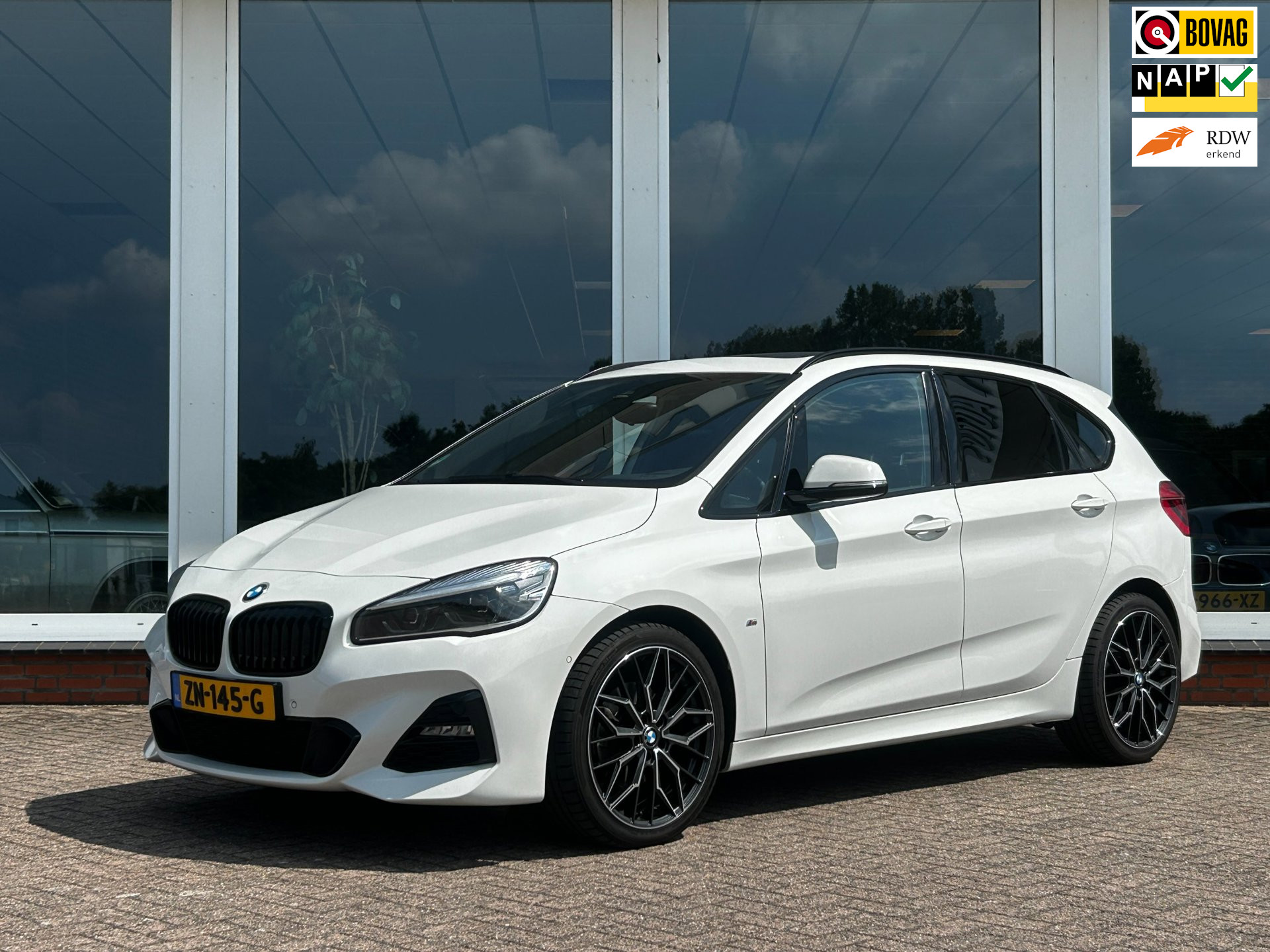 BMW 220i Active Tourer 220i High Executive M-Sport - Leder - Panorama - Head UP - 1e eigenaar 2019 - voorkant