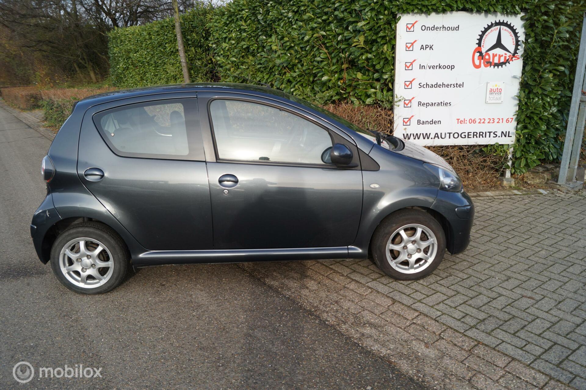 Toyota Aygo 1.0-12V Dynamic Navigator met airco 2011 - voorkant