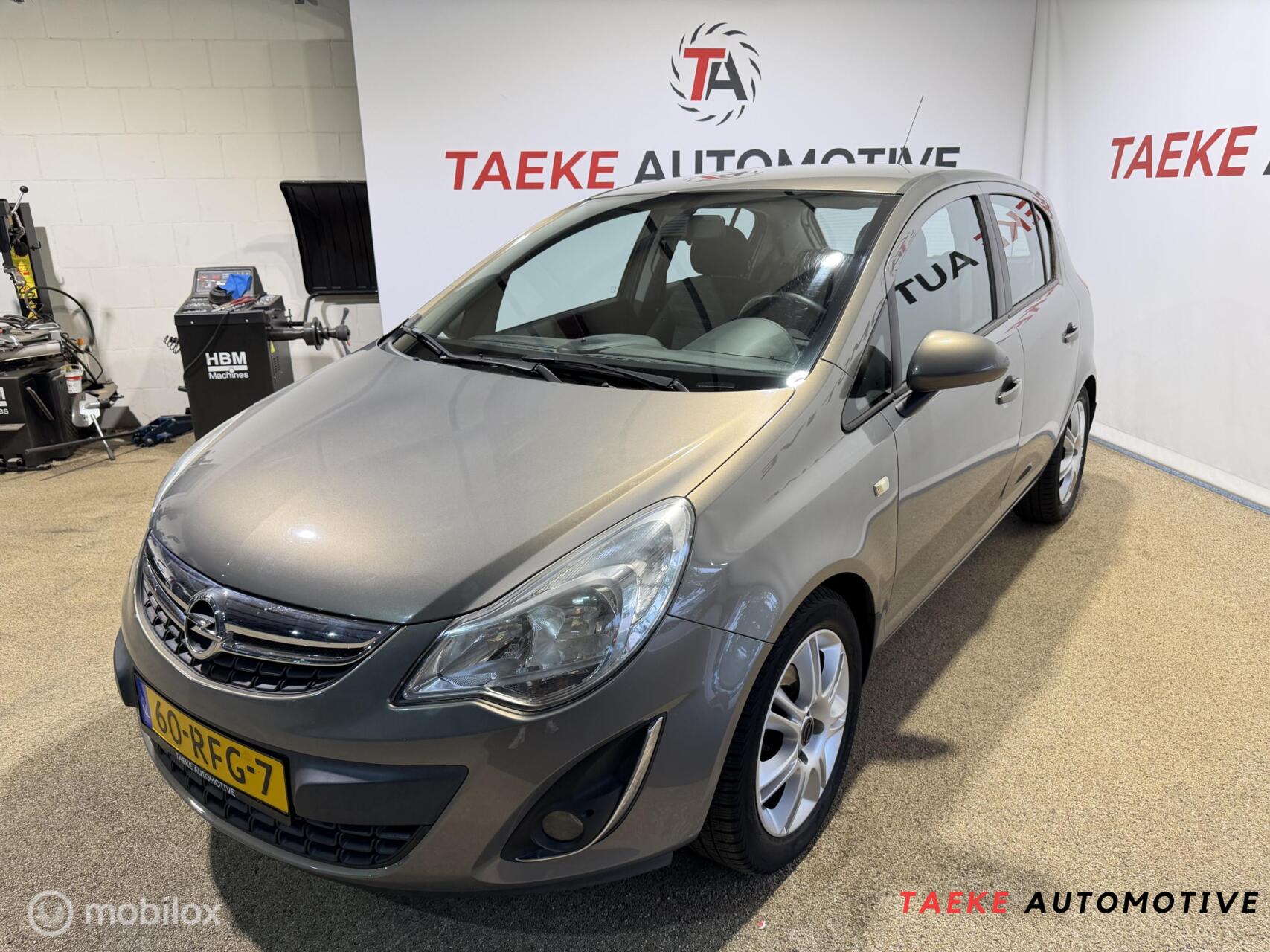 Opel Corsa 1.2-16V Edition 2011 - voorkant