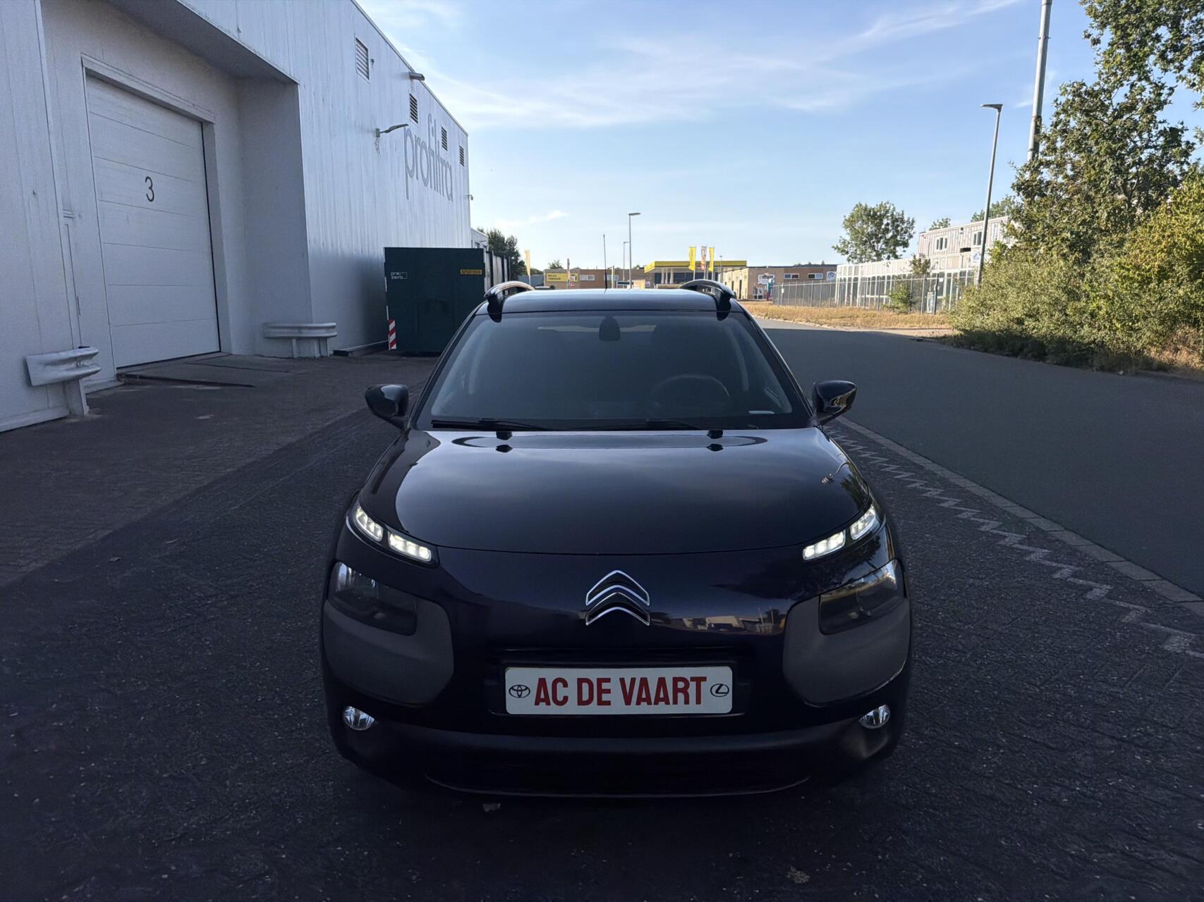 Citroen C4 Cactus 1.2 PureTech Shine - NAVI/CLIMA/CAM/NAP 2015 - voorkant
