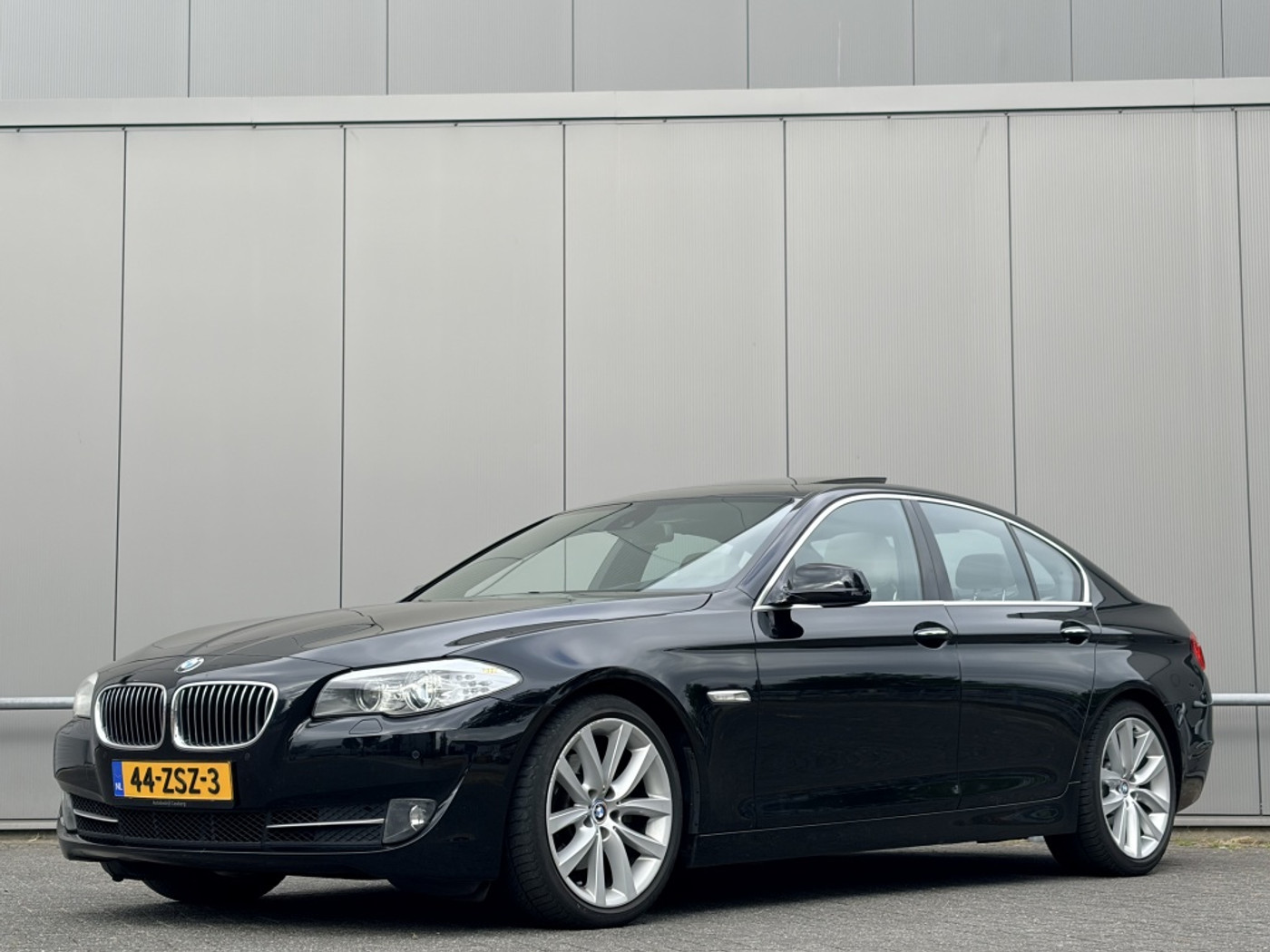 BMW 5er Reihe 520i High Executive - leder - airco - navi - trekhaak - 2012 - voorkant