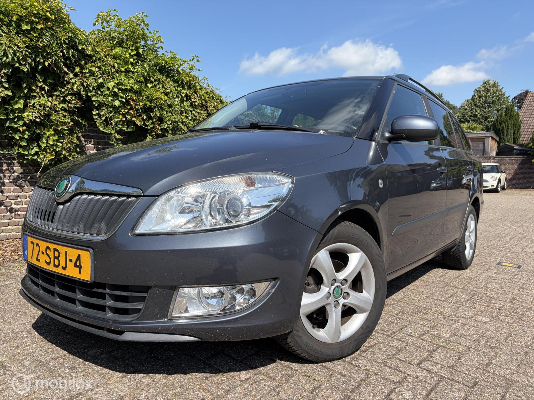 Skoda Fabia 1.2 TSI Tour Trekhaak / Dealer onderhouden 2011 - voorkant