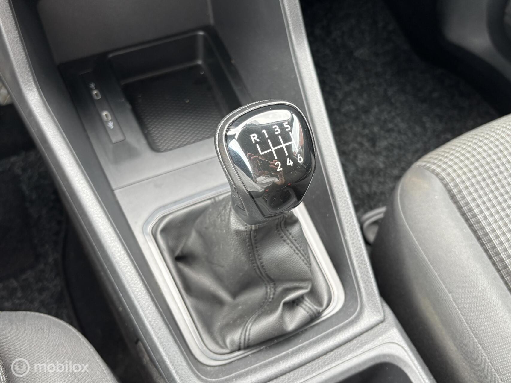 Foto van Volkswagen Caddy Modified Partition Wall